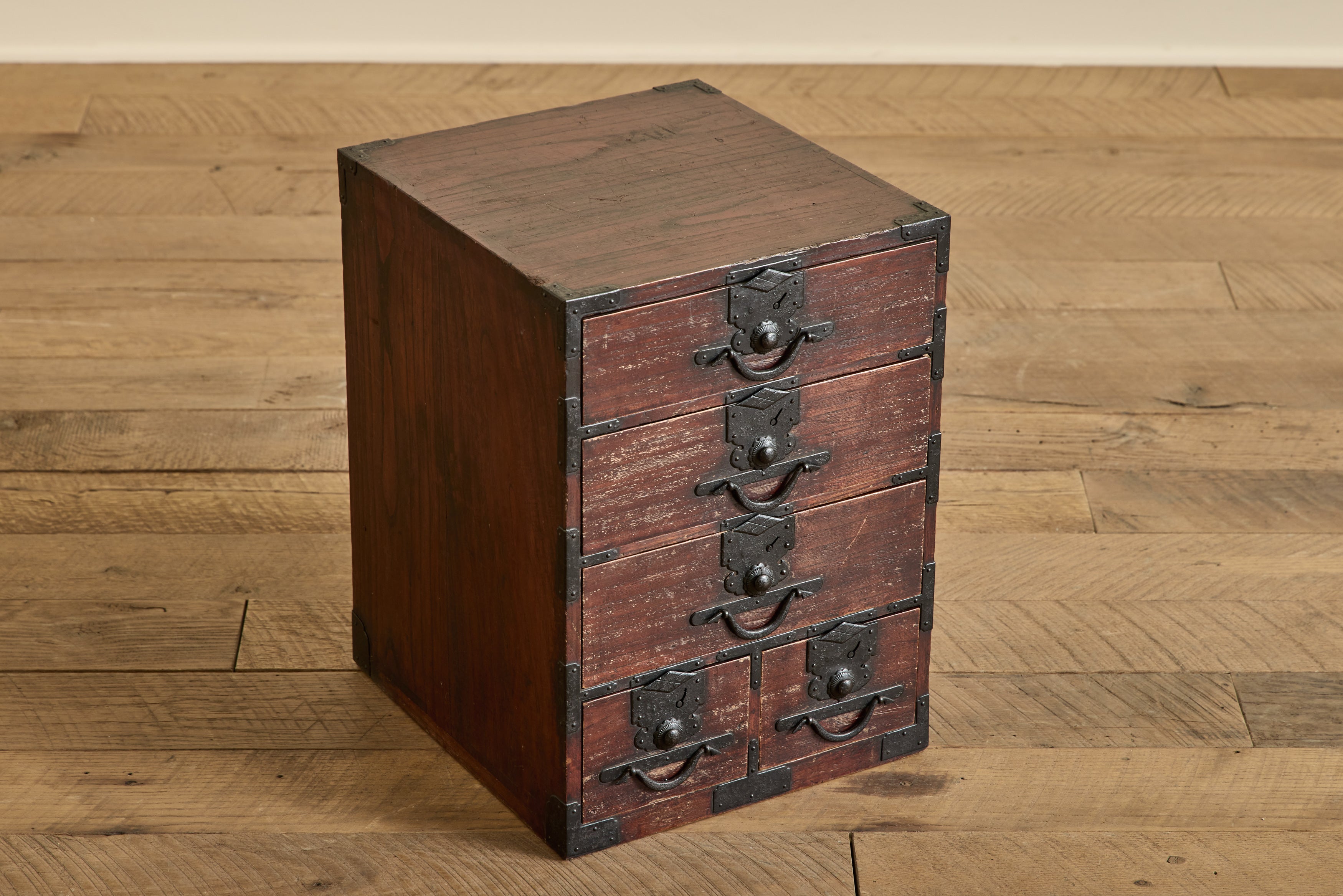 Lacquer Kiri Ko Dansu