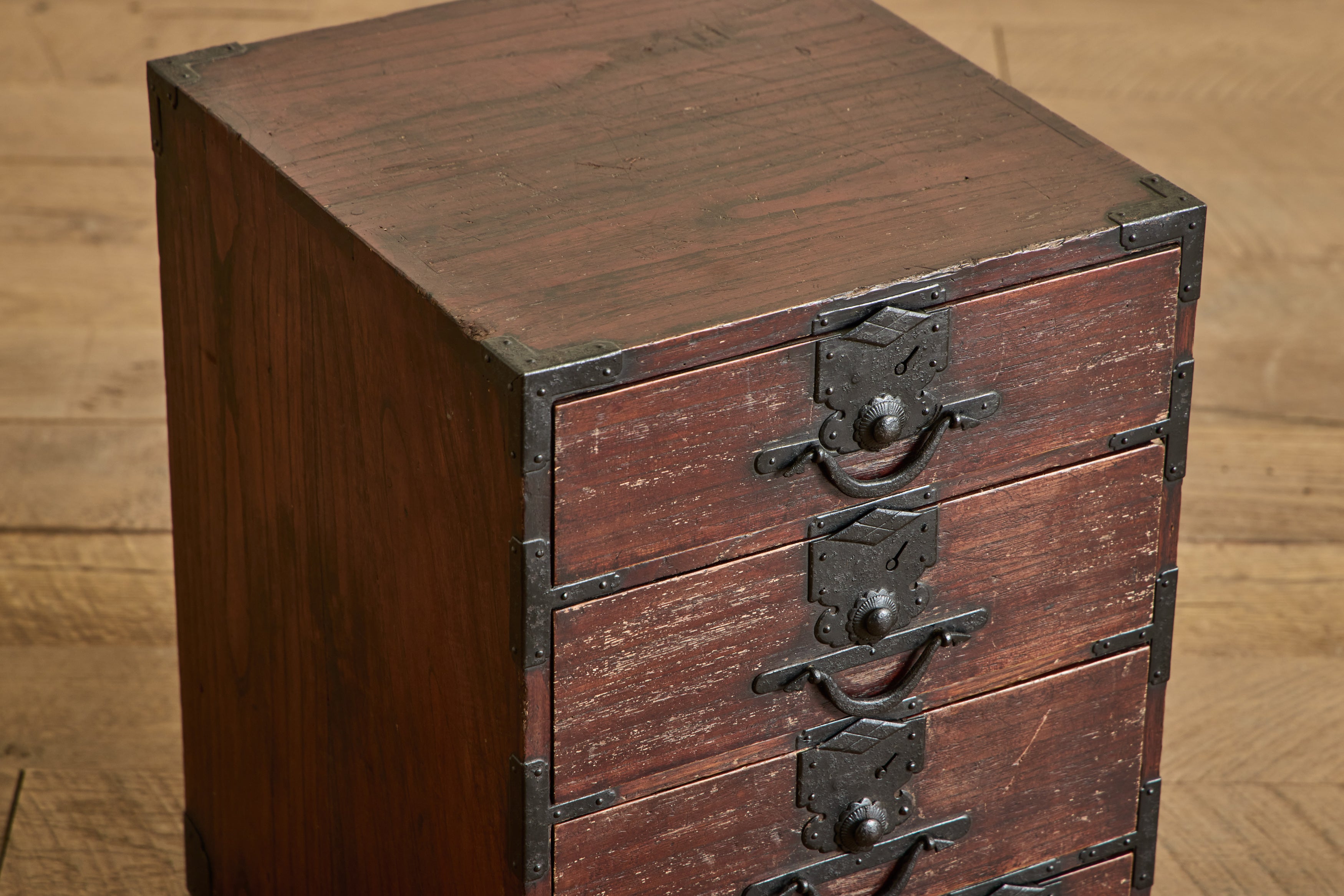 Lacquer Kiri Ko Dansu