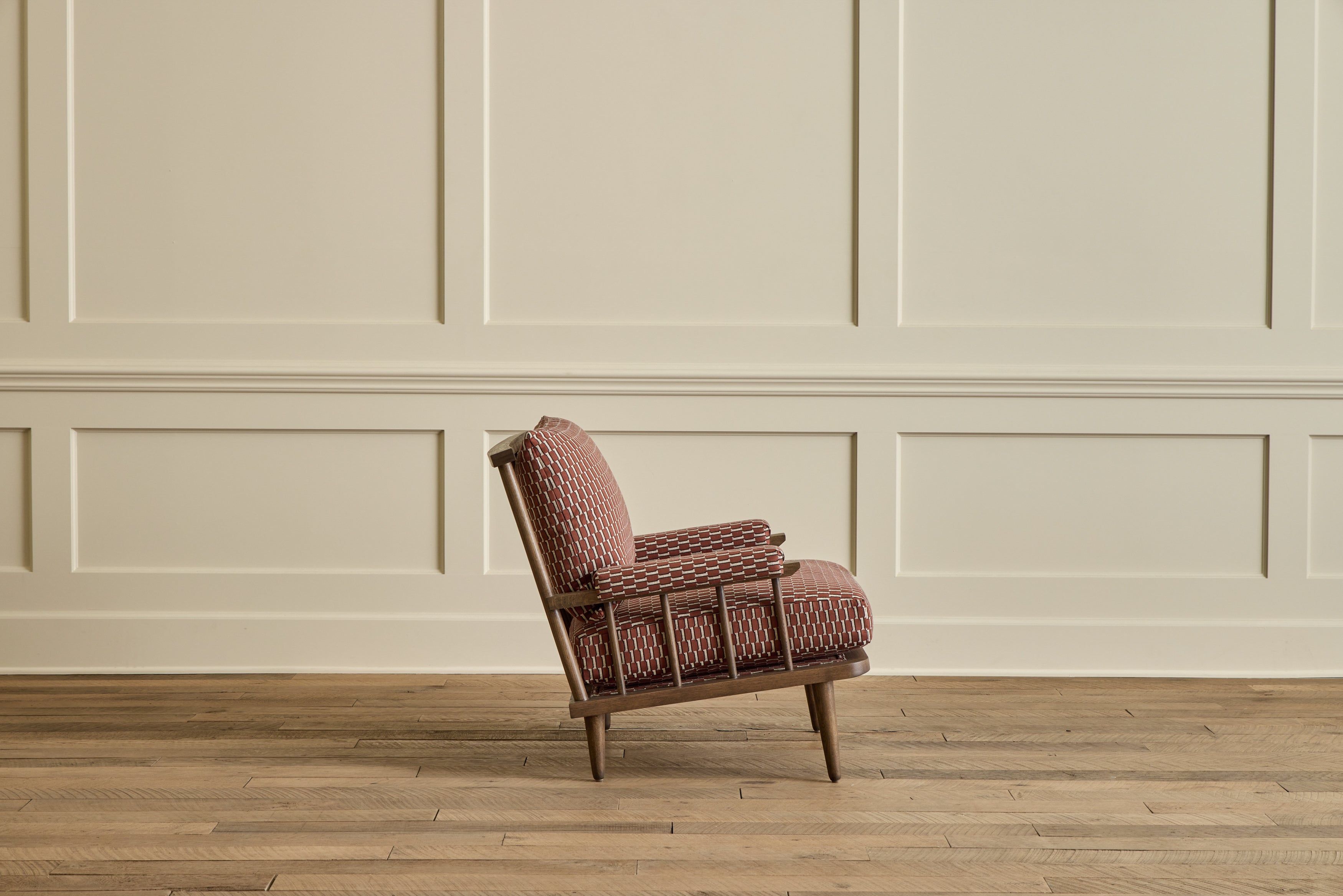 Spindle Back Viewing Chair