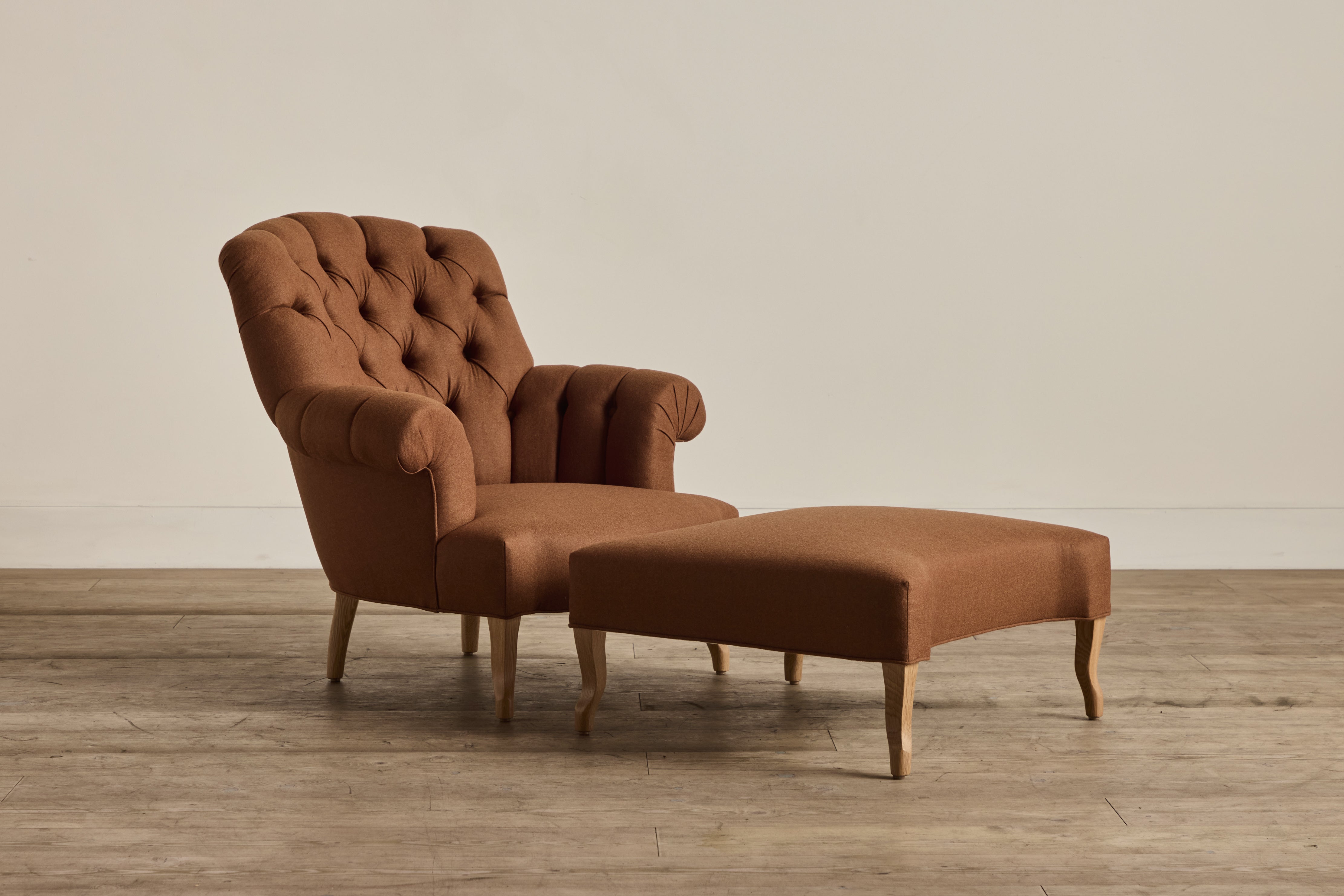 Shown in Holland & Sherry Melange Wool Flannel in Paprika and Natural Oak