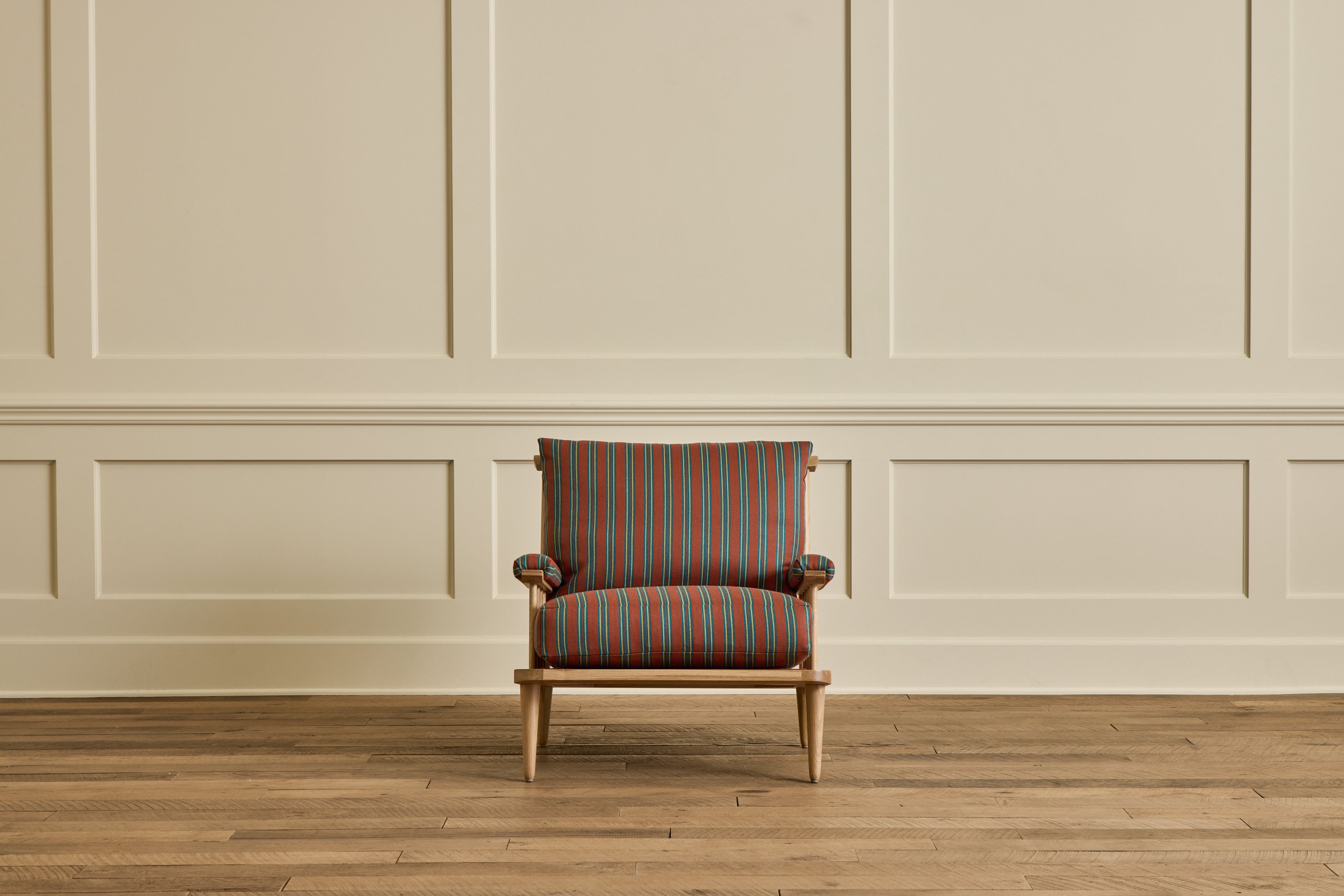 Spindle Back Viewing Chair