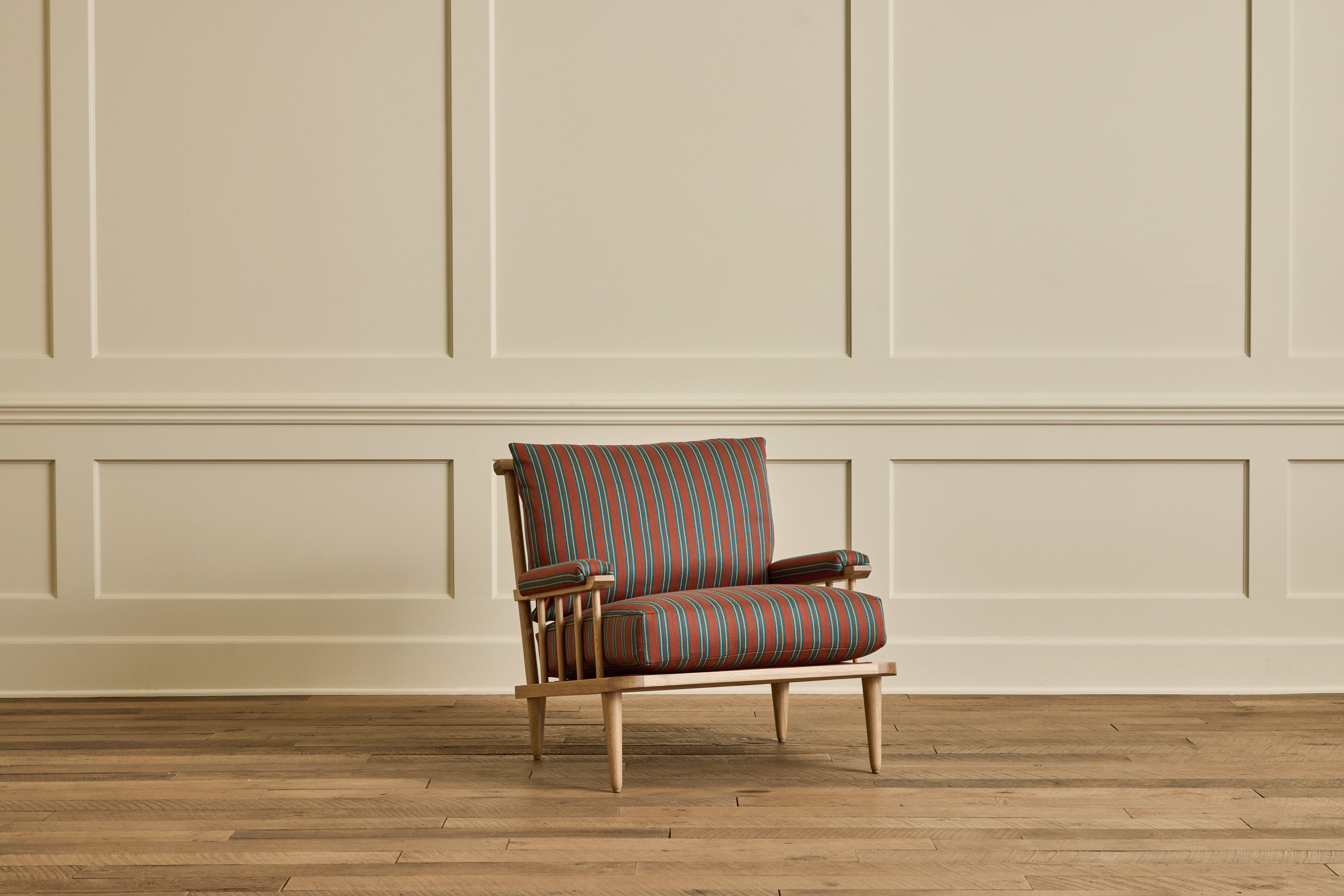 Spindle Back Viewing Chair