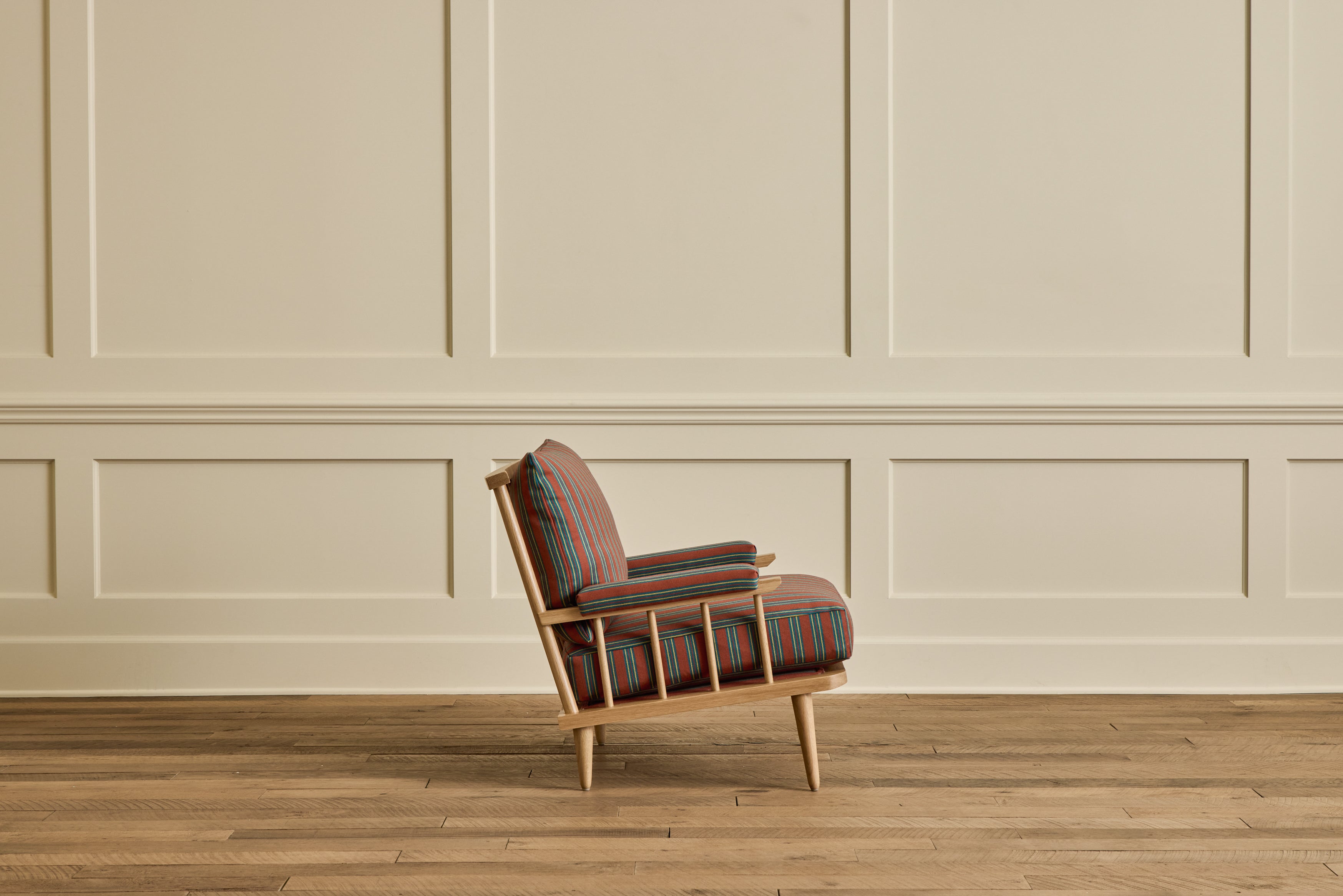 Spindle Back Viewing Chair