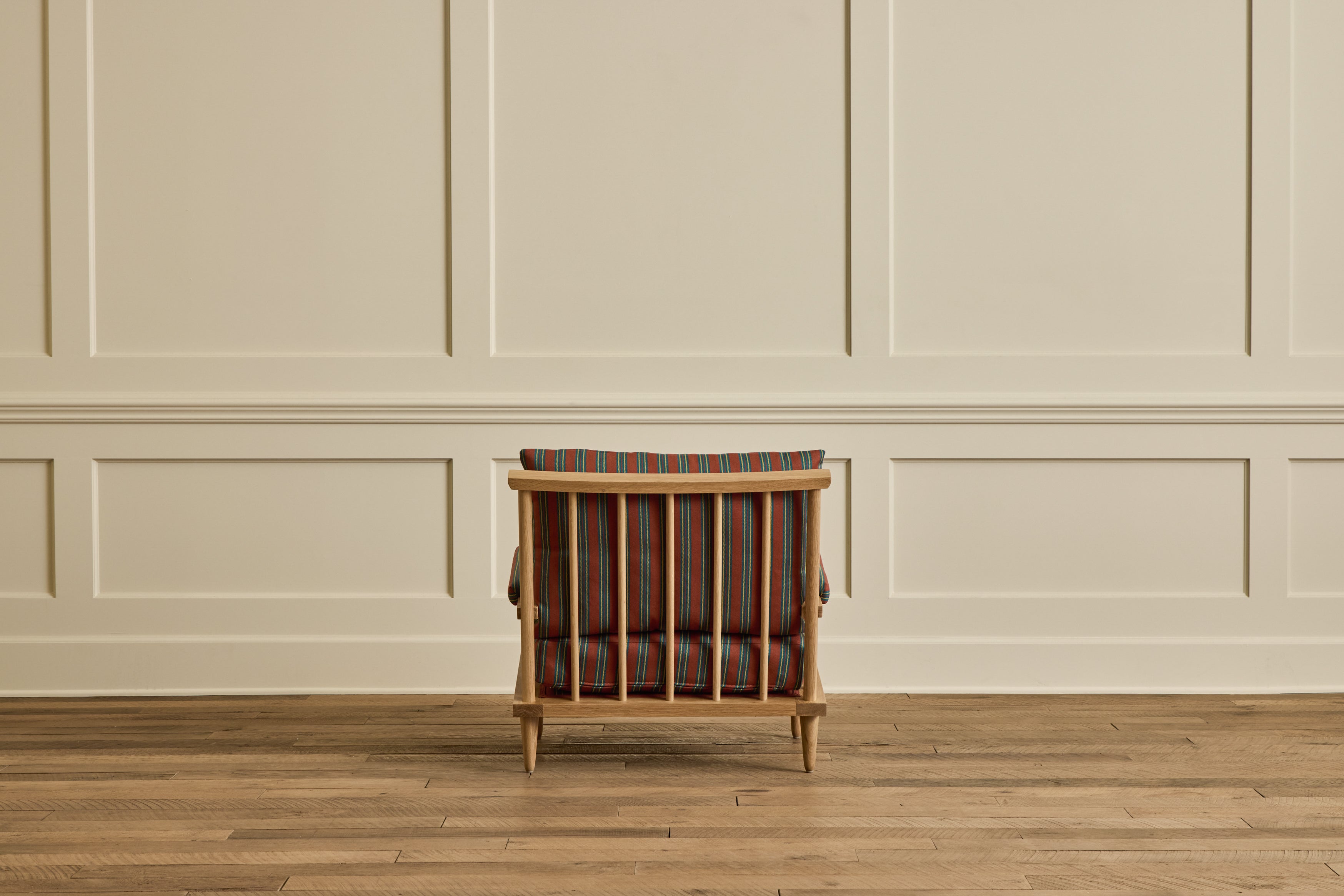 Spindle Back Viewing Chair