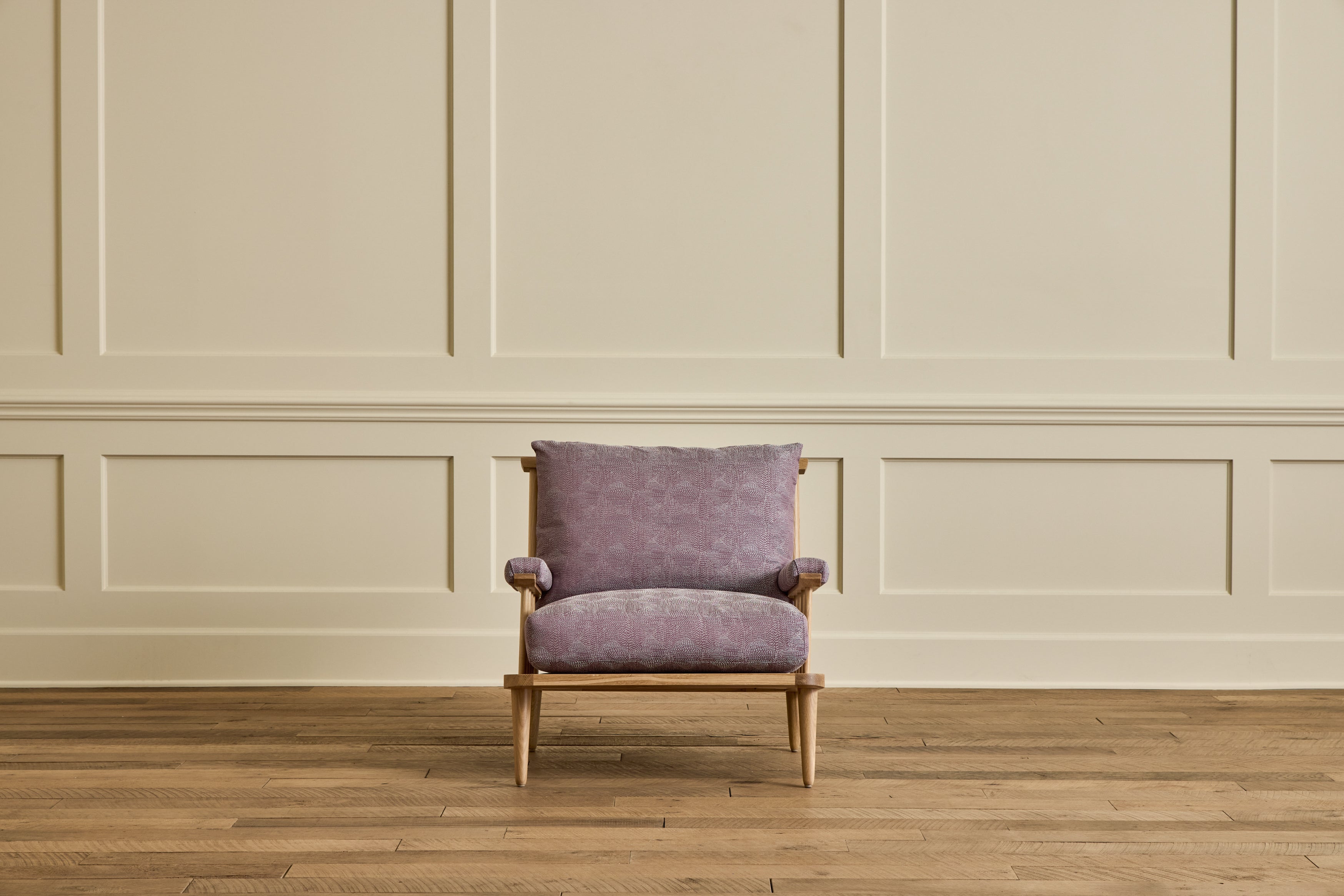 Spindle Back Viewing Chair
