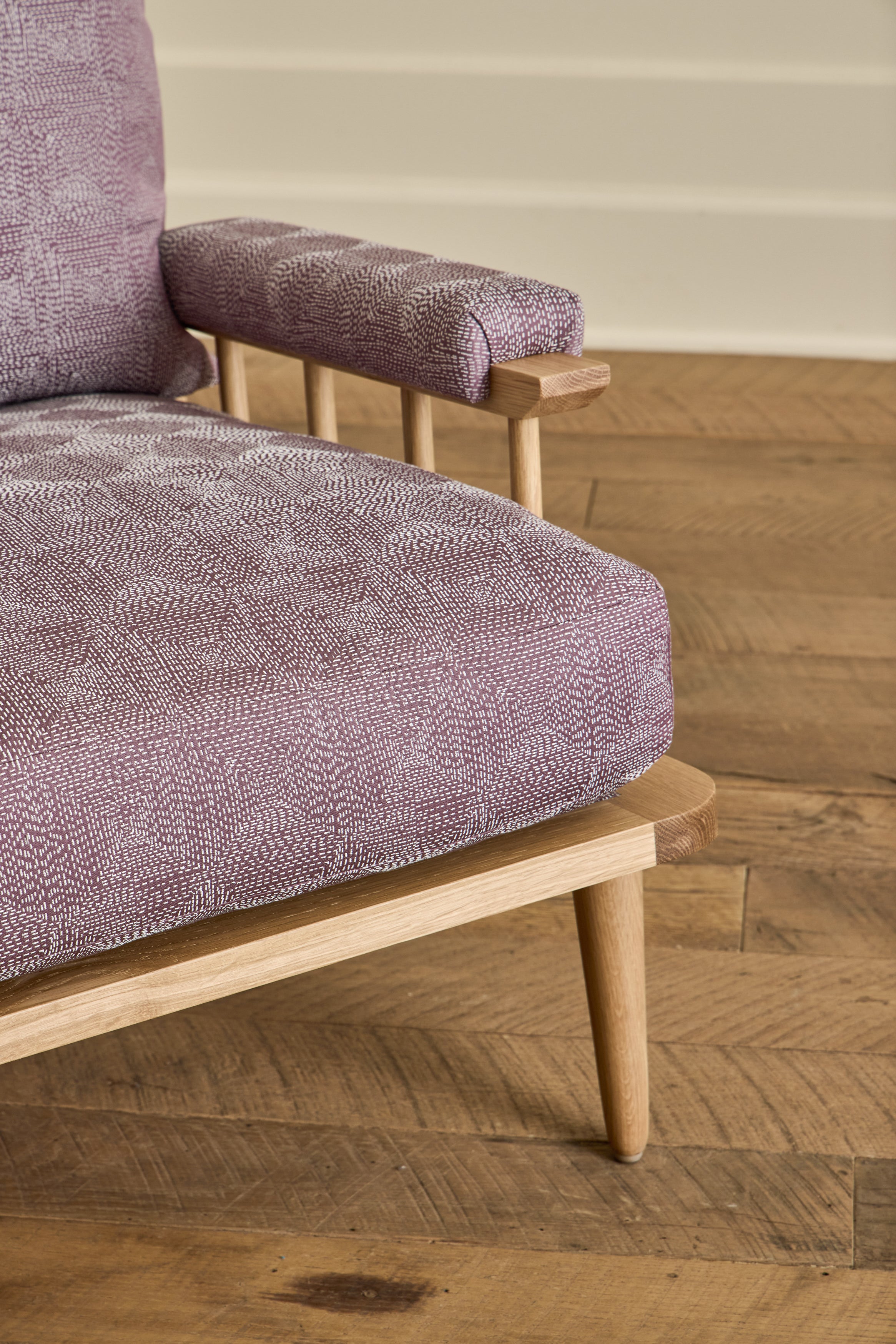 Spindle Back Viewing Chair