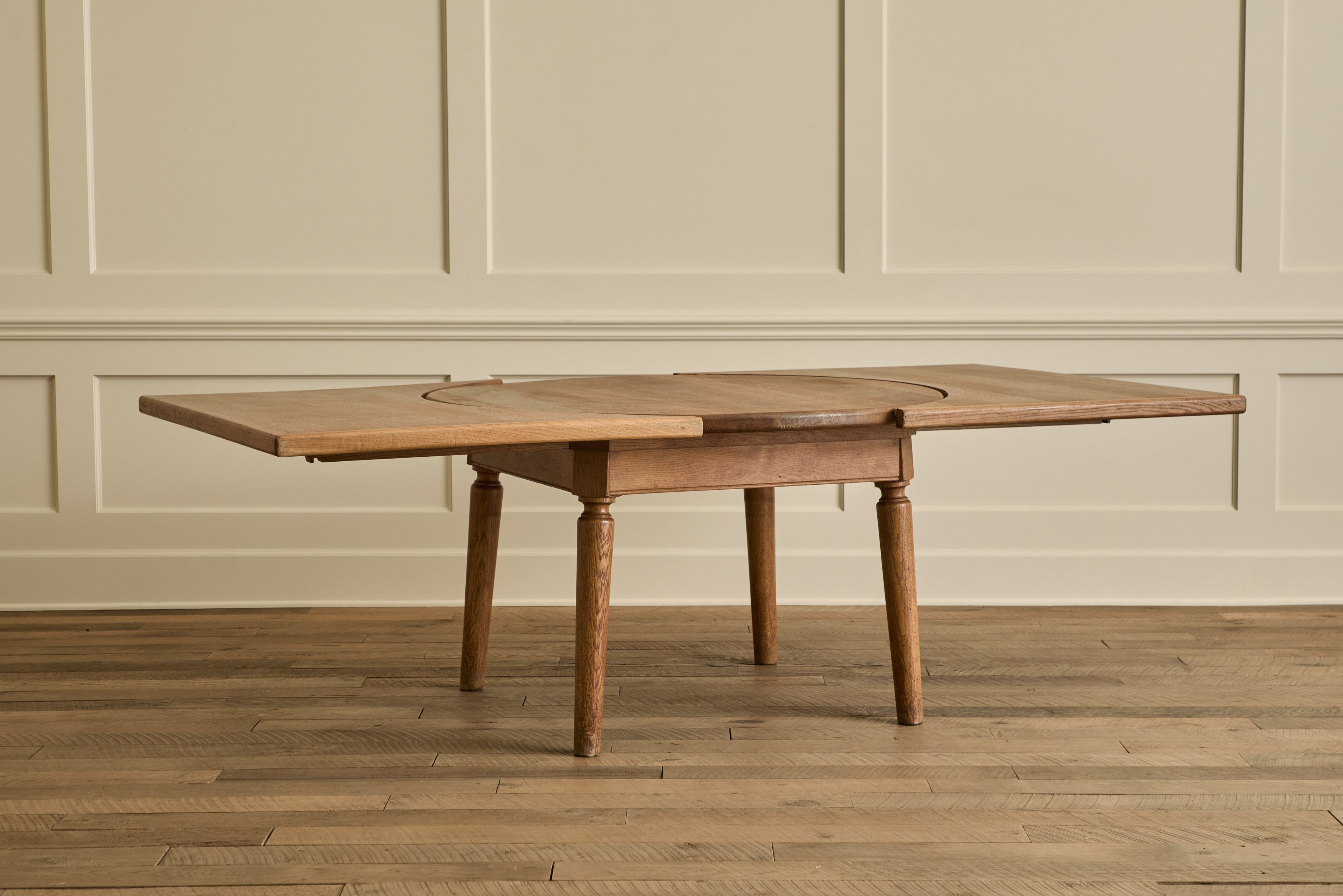Round Oak Wood Extension Table