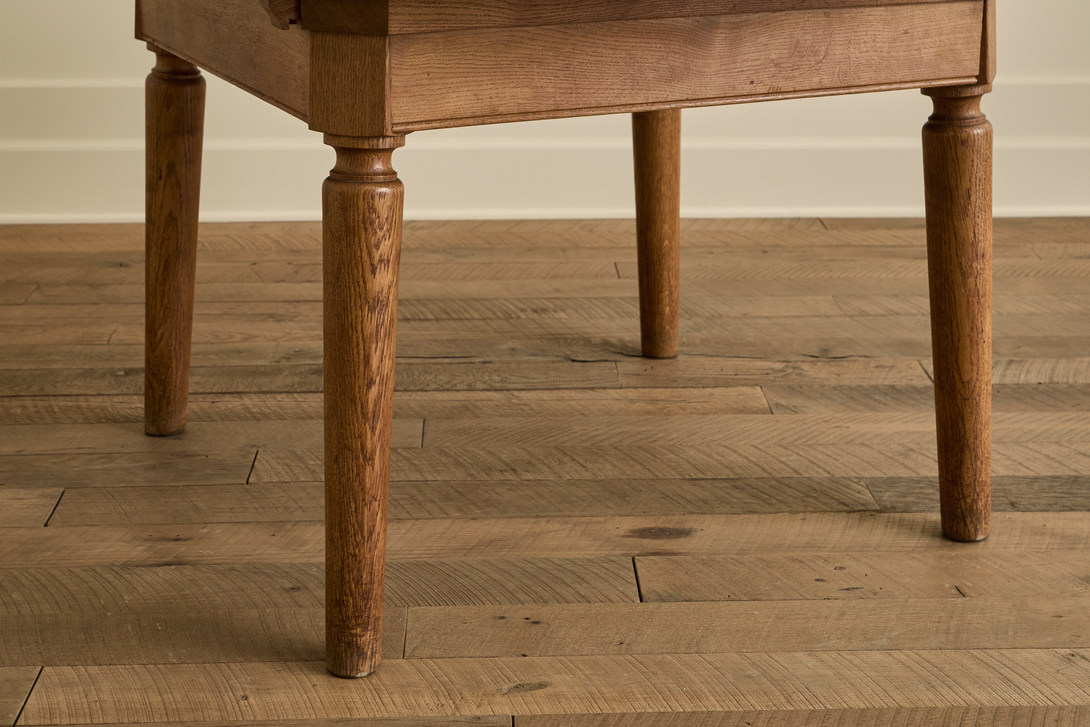 Round Oak Wood Extension Table
