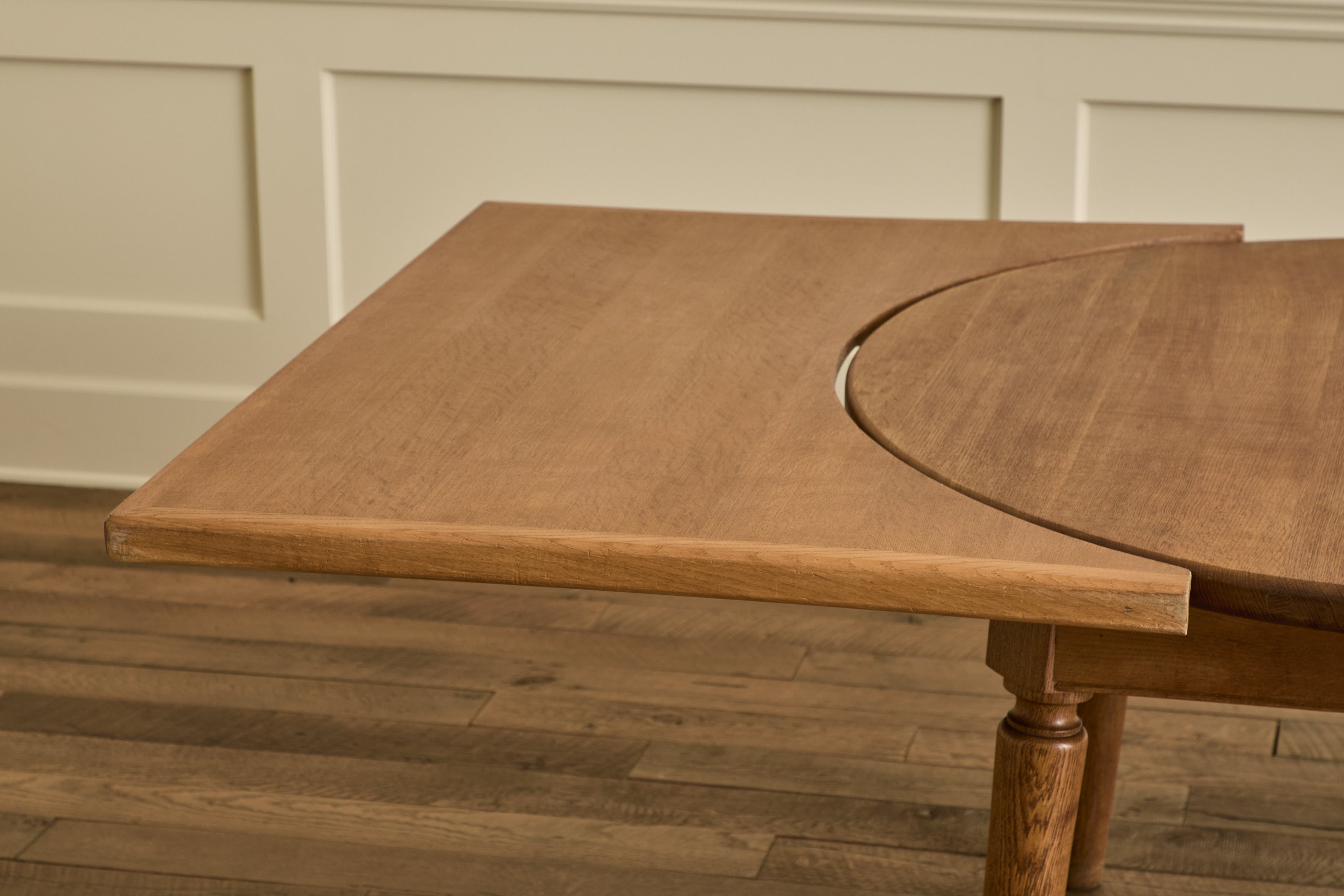 Round Oak Wood Extension Table