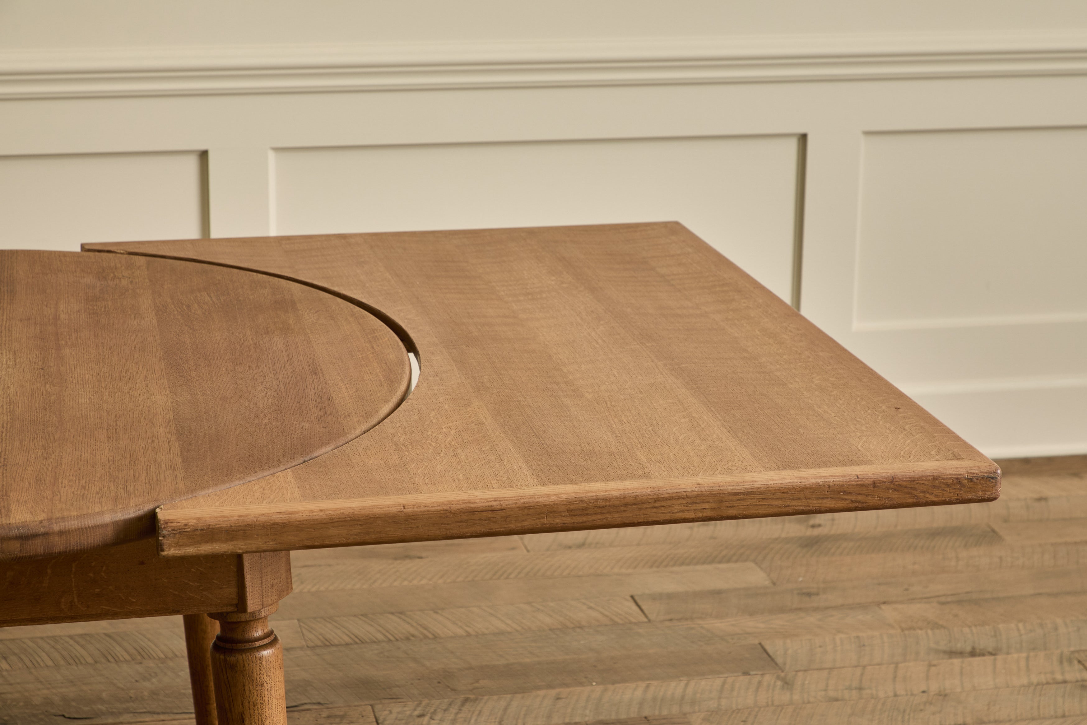 Round Oak Wood Extension Table