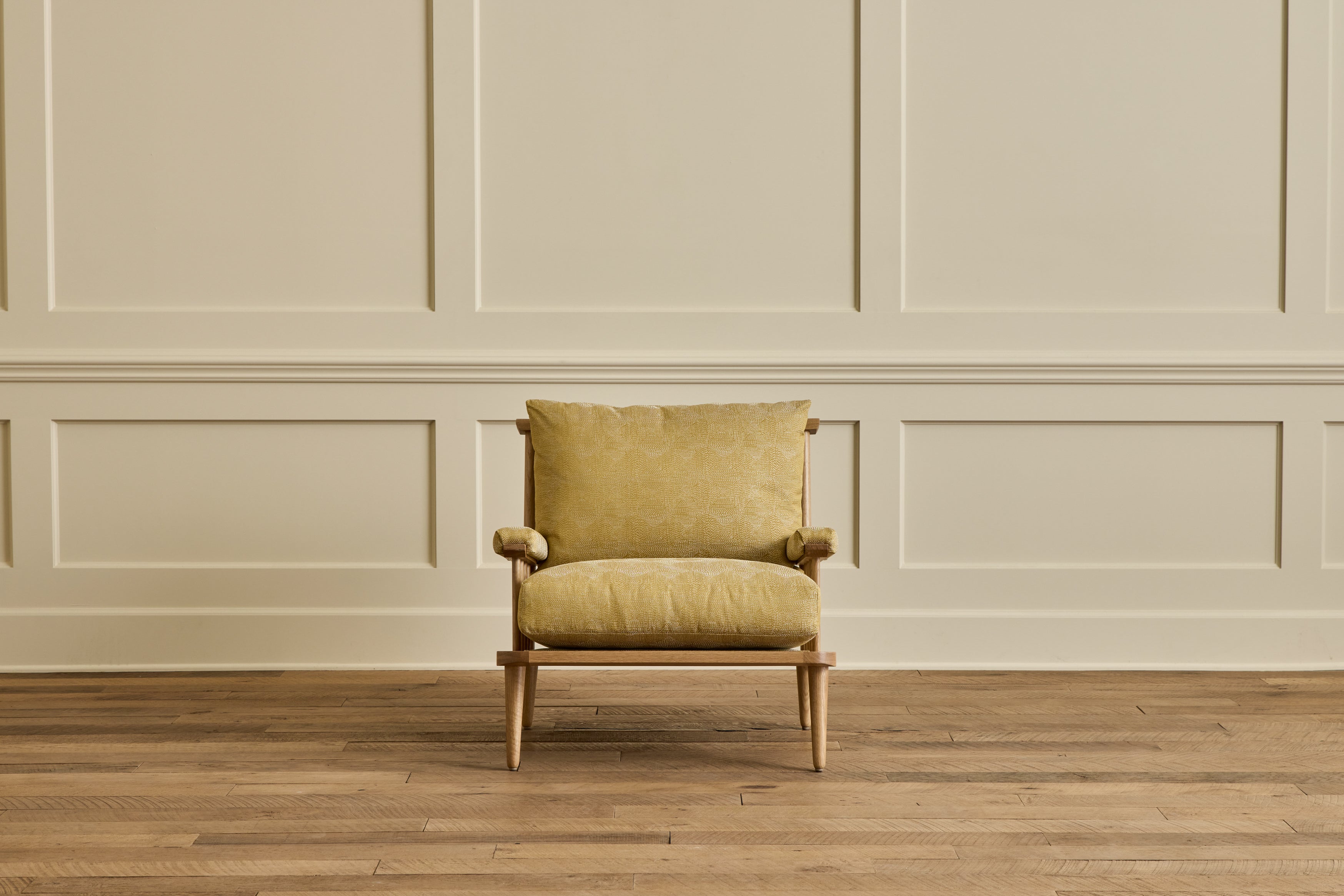 Spindle Back Viewing Chair