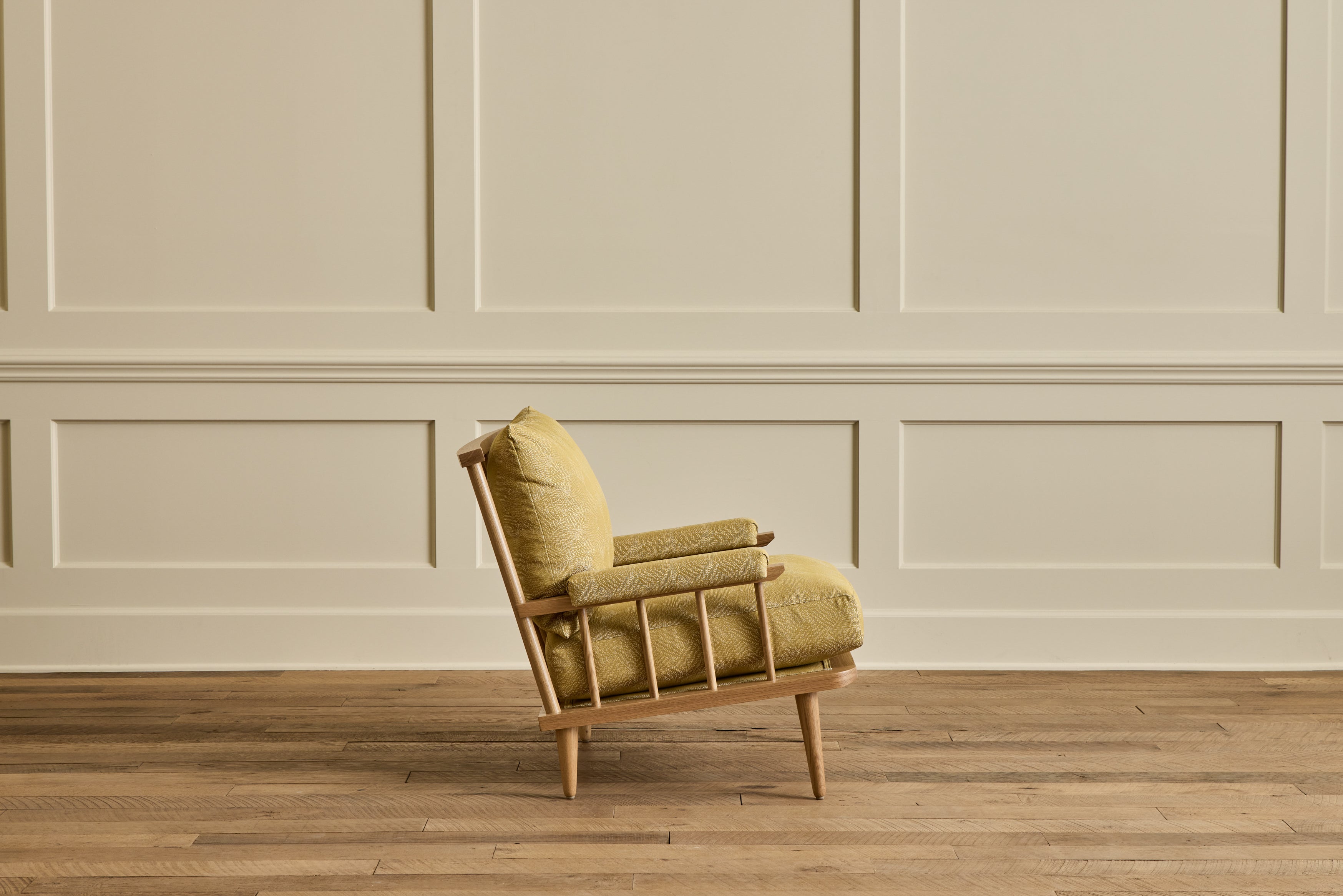 Spindle Back Viewing Chair