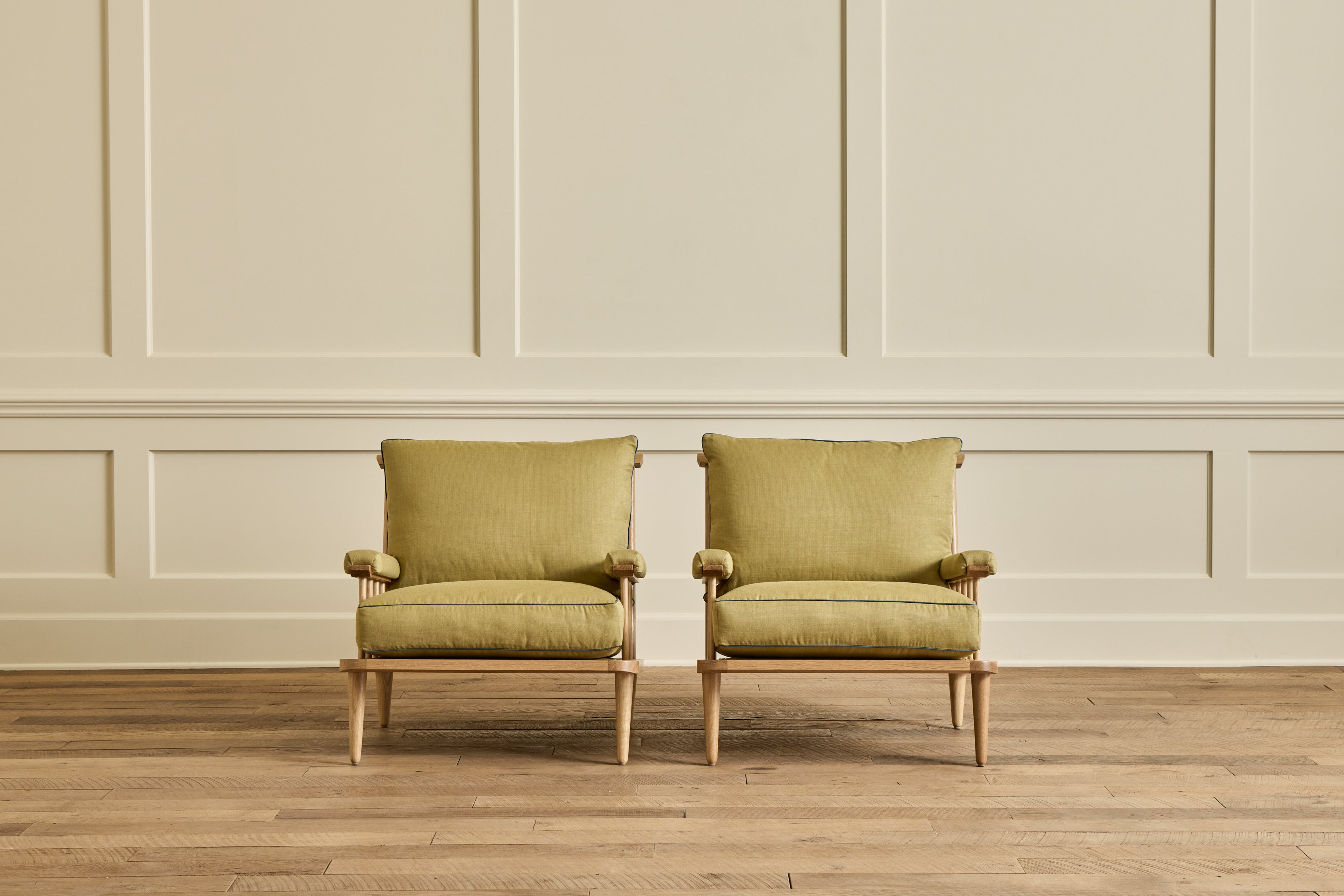 Spindle Back Viewing Chair