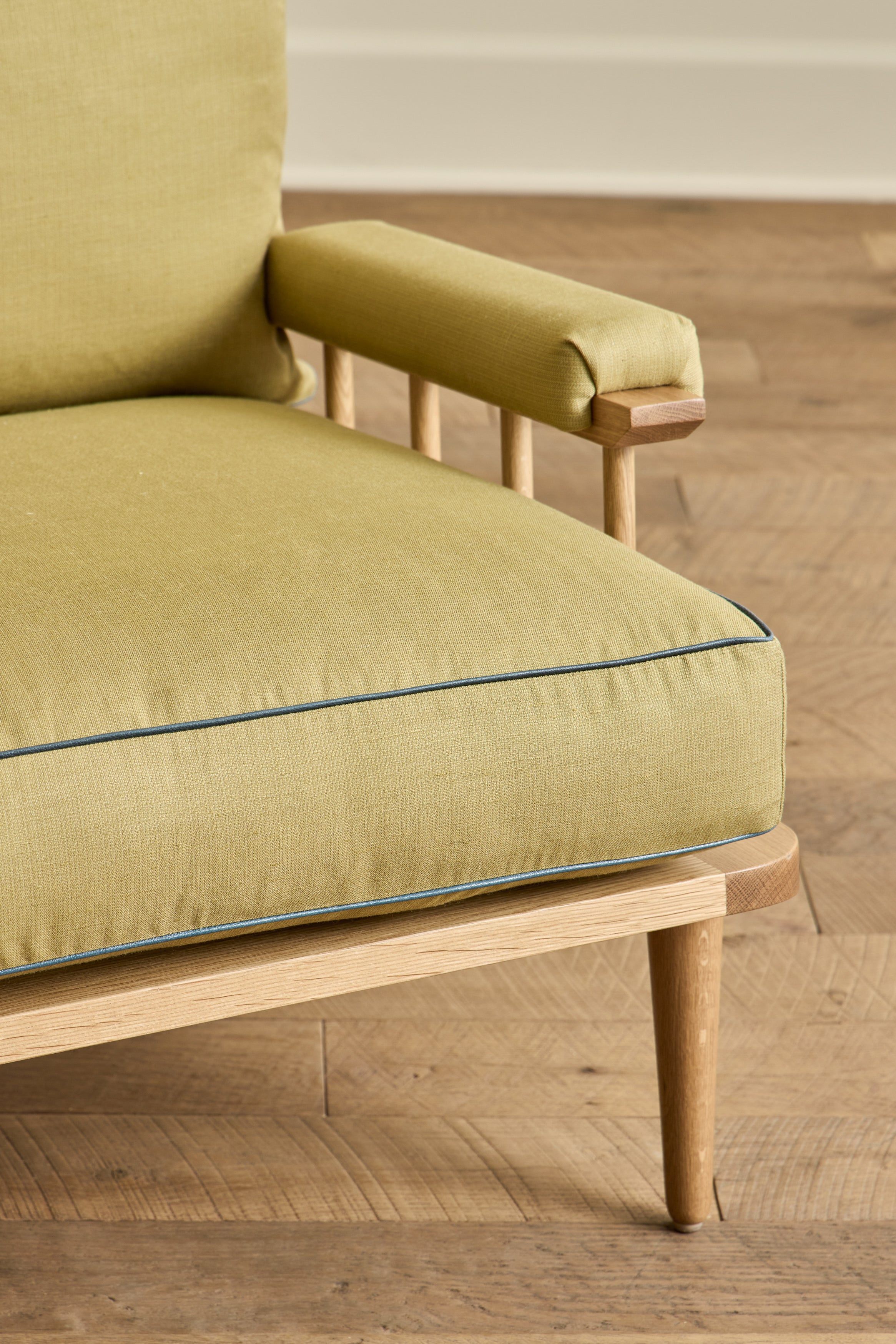 Spindle Back Viewing Chair