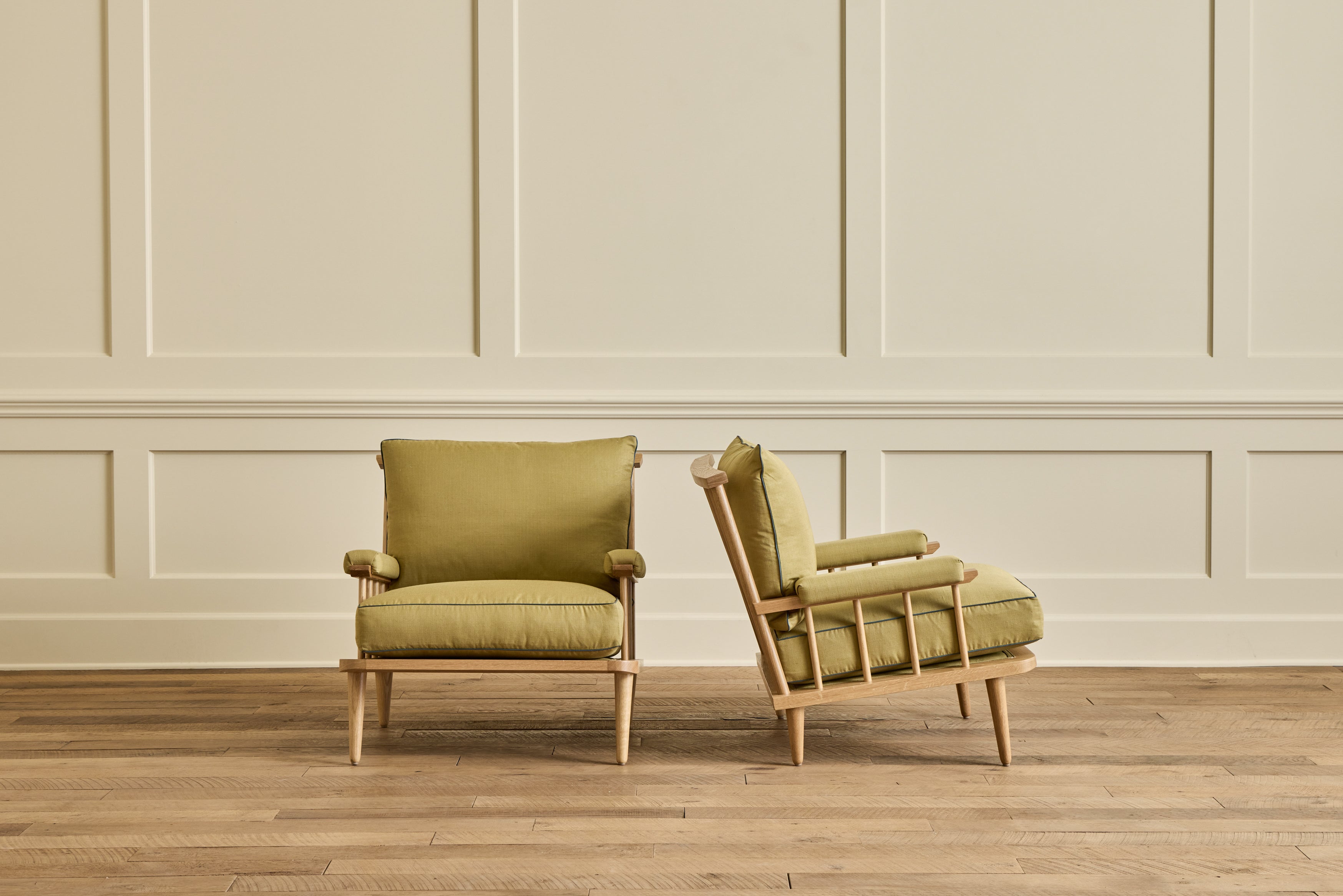 Spindle Back Viewing Chair