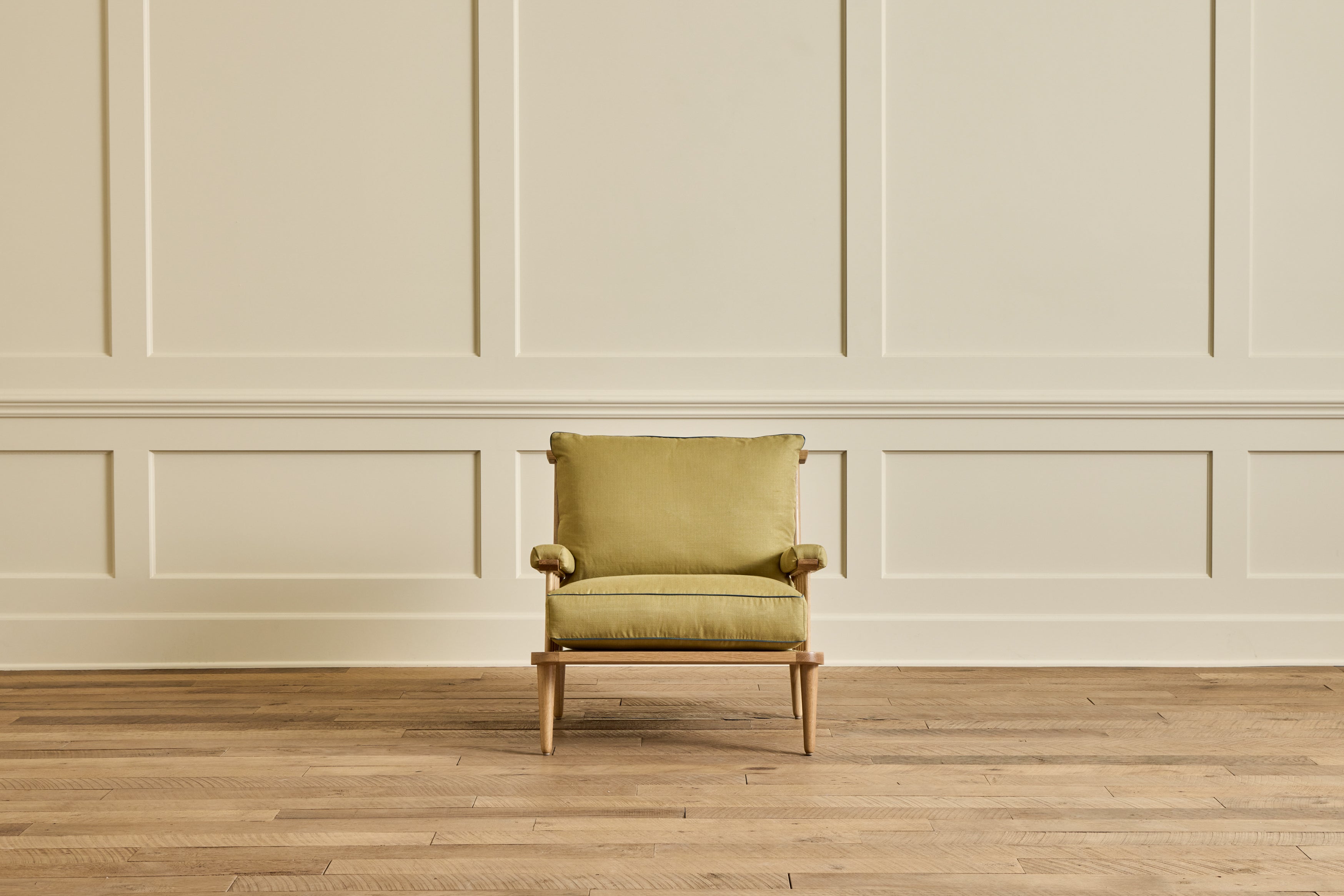 Spindle Back Viewing Chair