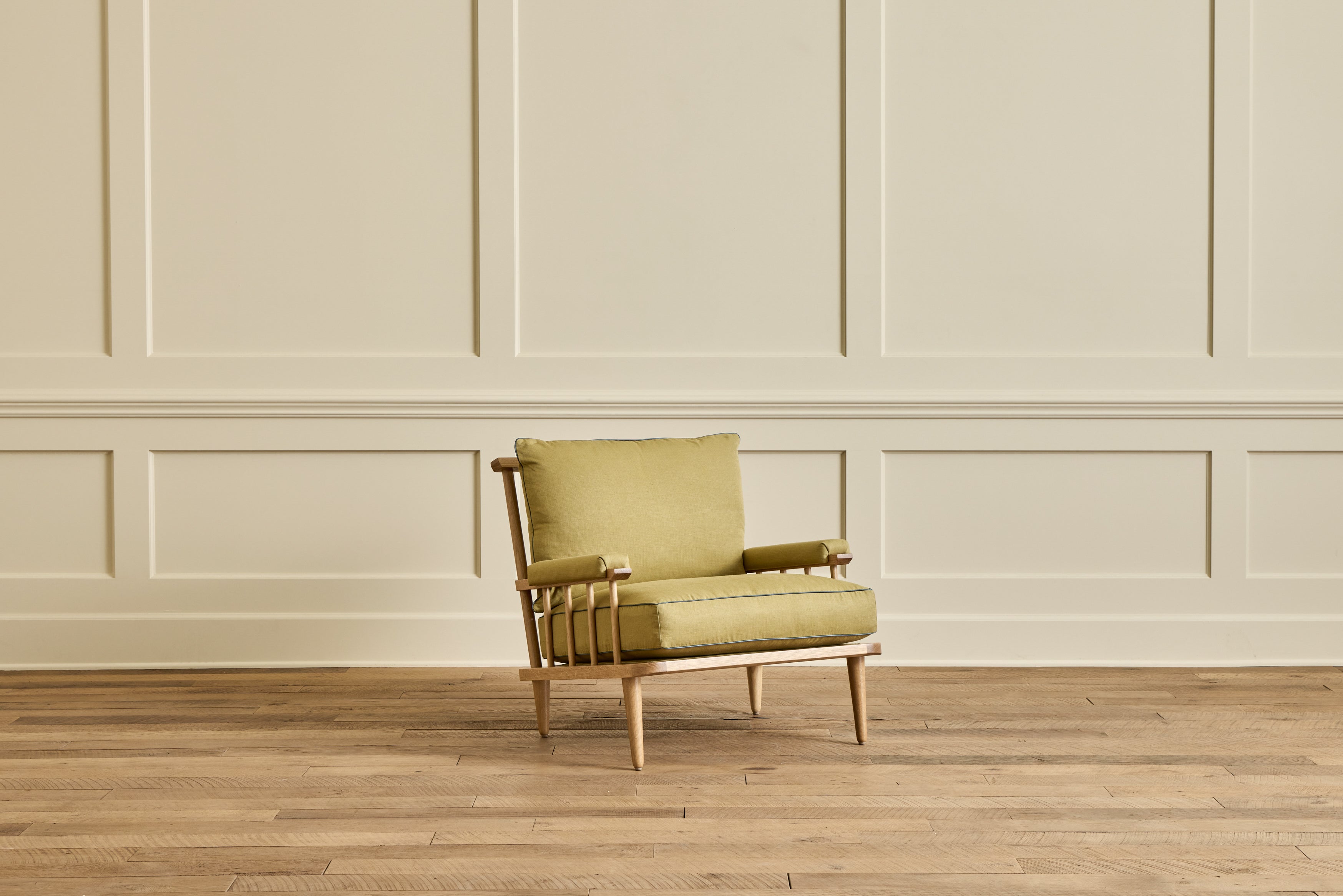 Spindle Back Viewing Chair