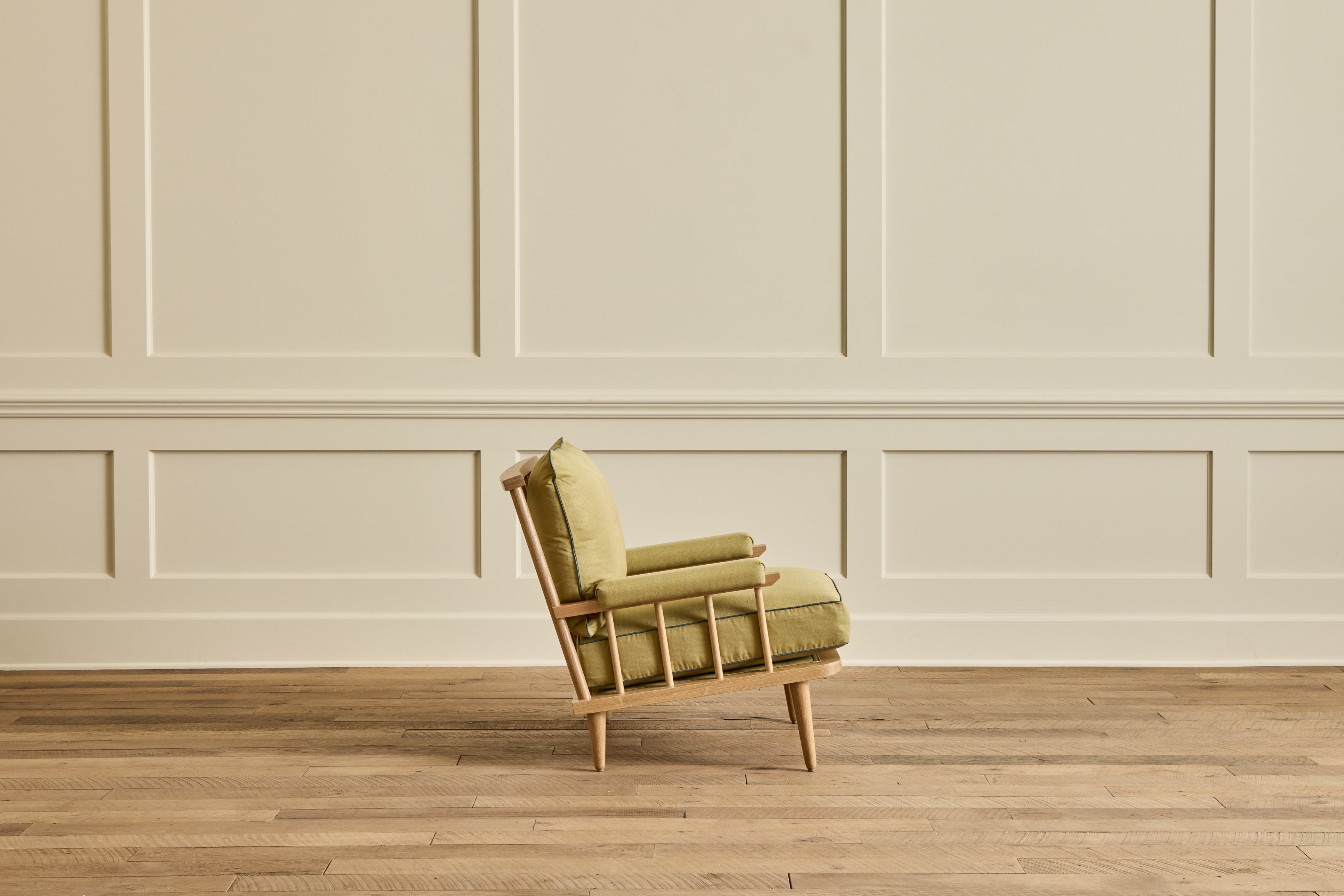 Spindle Back Viewing Chair