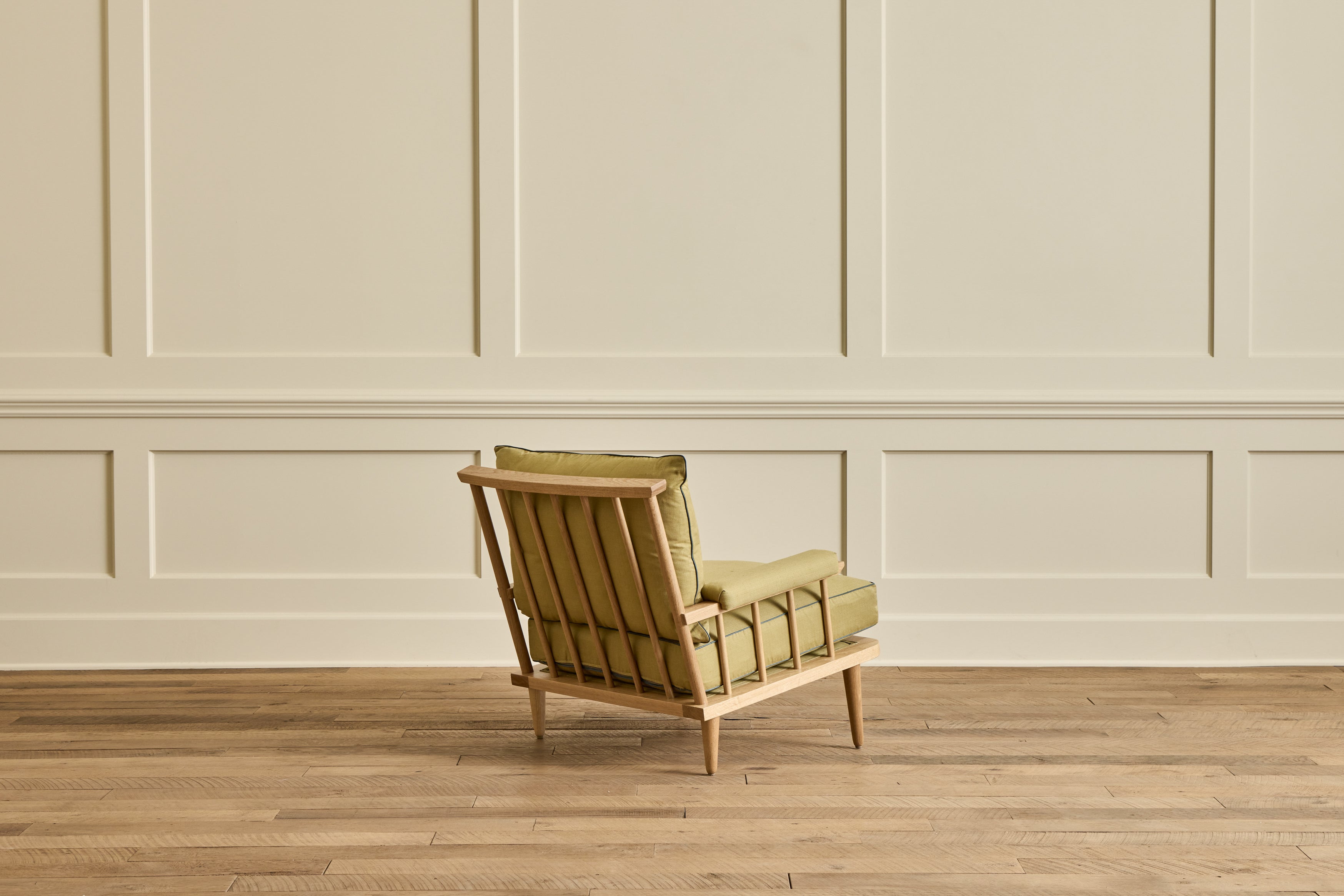 Spindle Back Viewing Chair