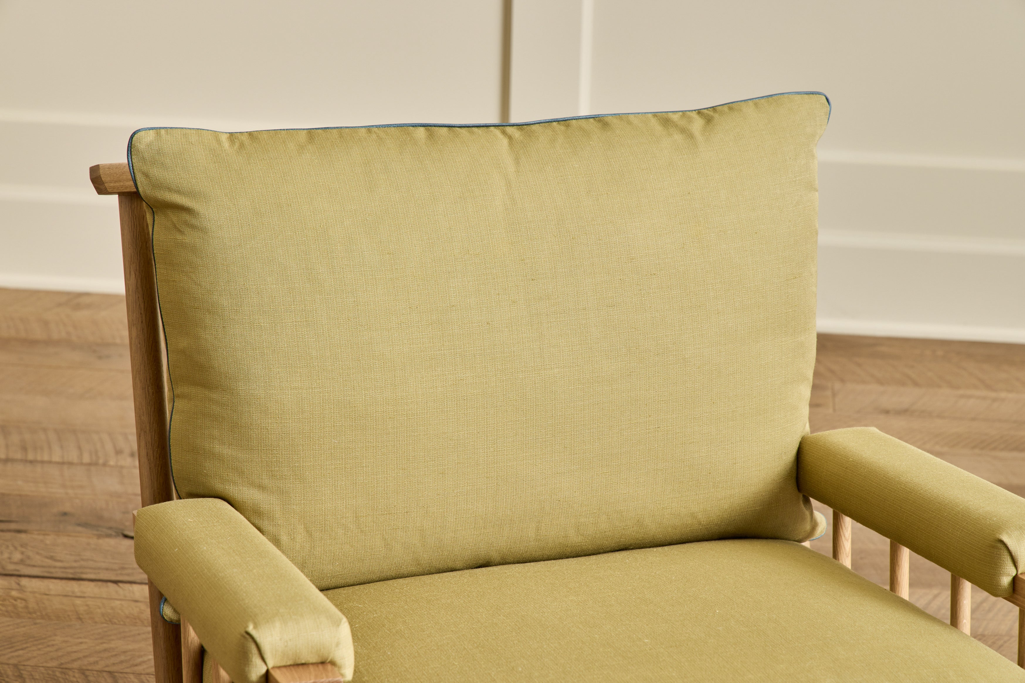 Spindle Back Viewing Chair