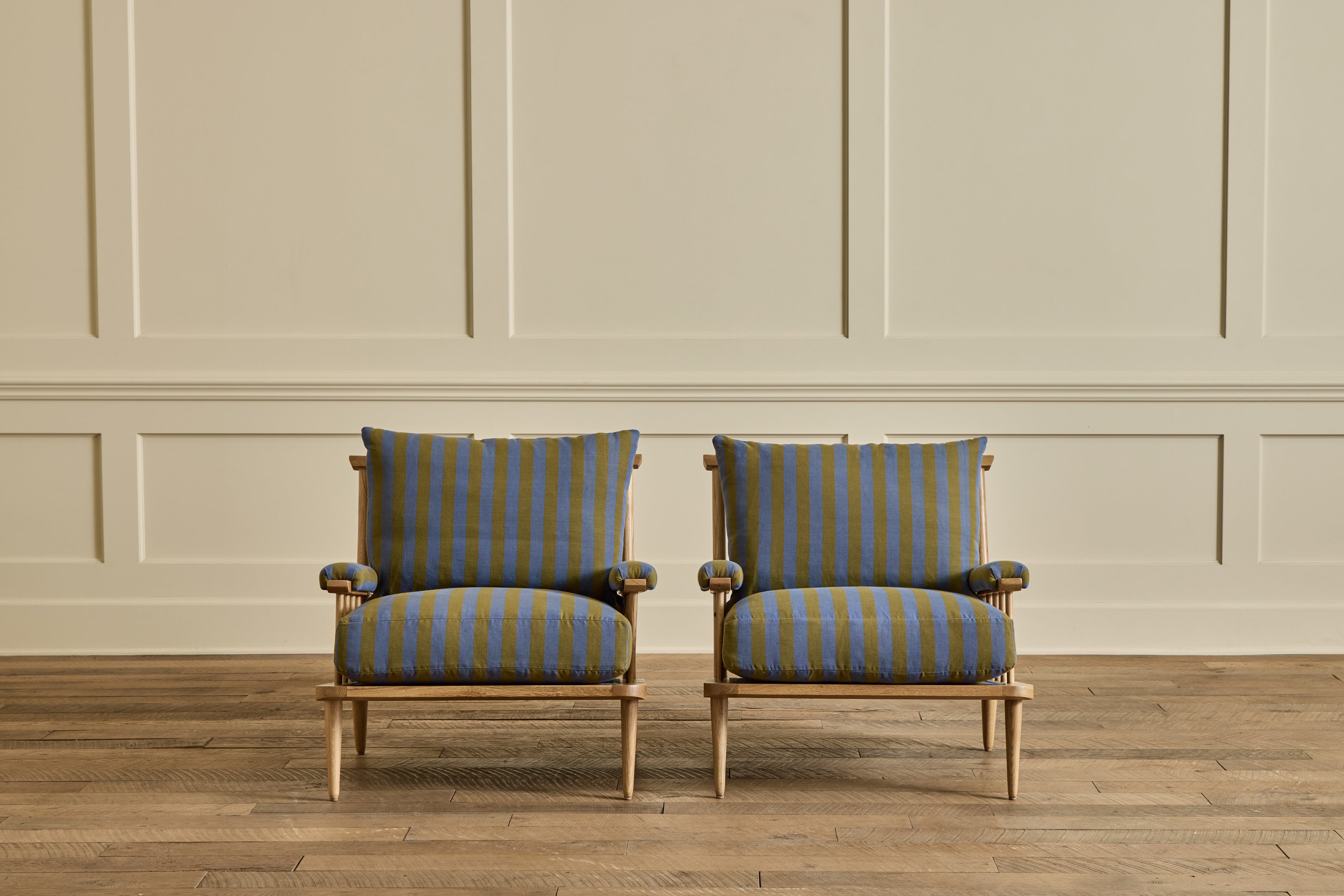 Spindle Viewing Chair