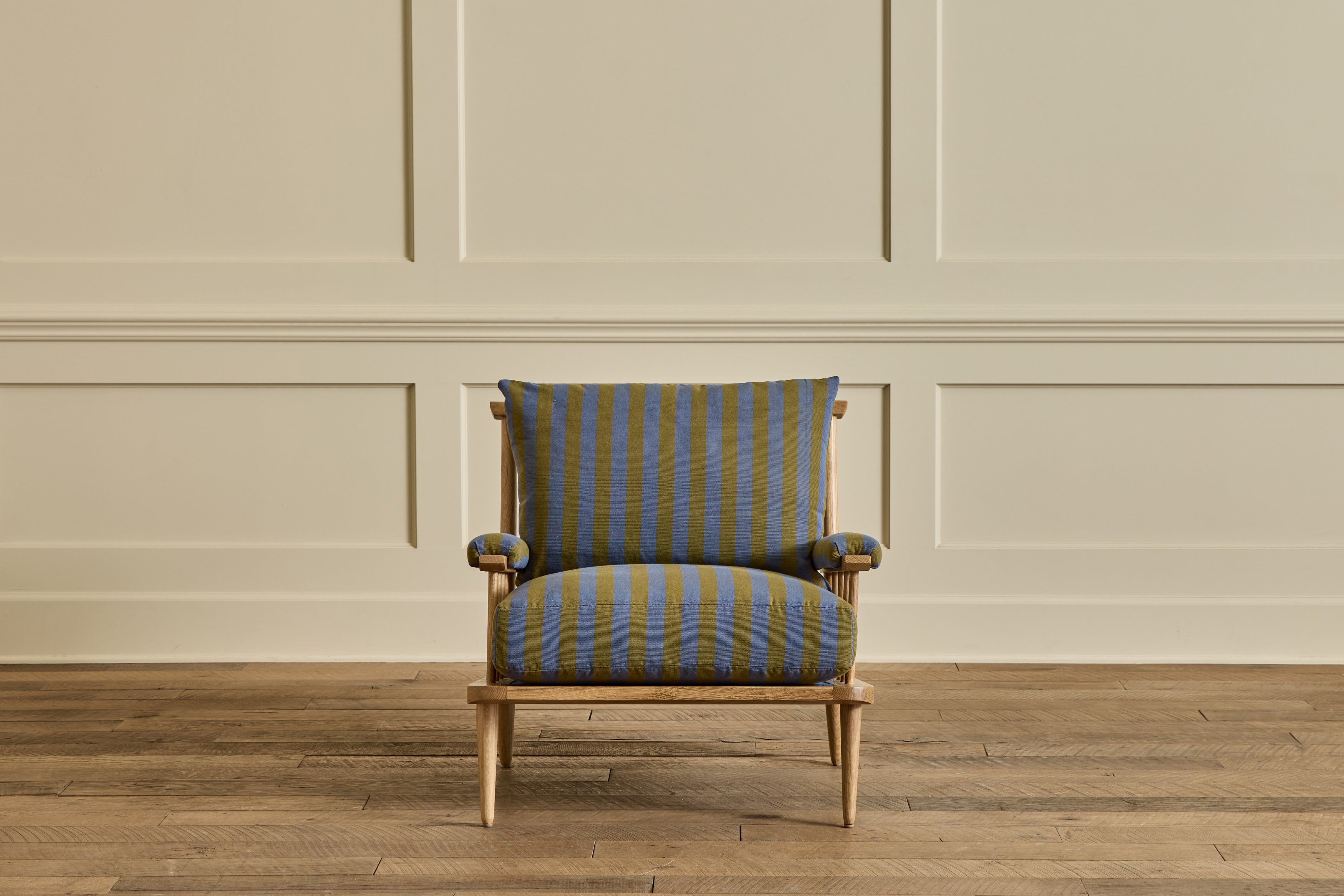 Spindle Viewing Chair