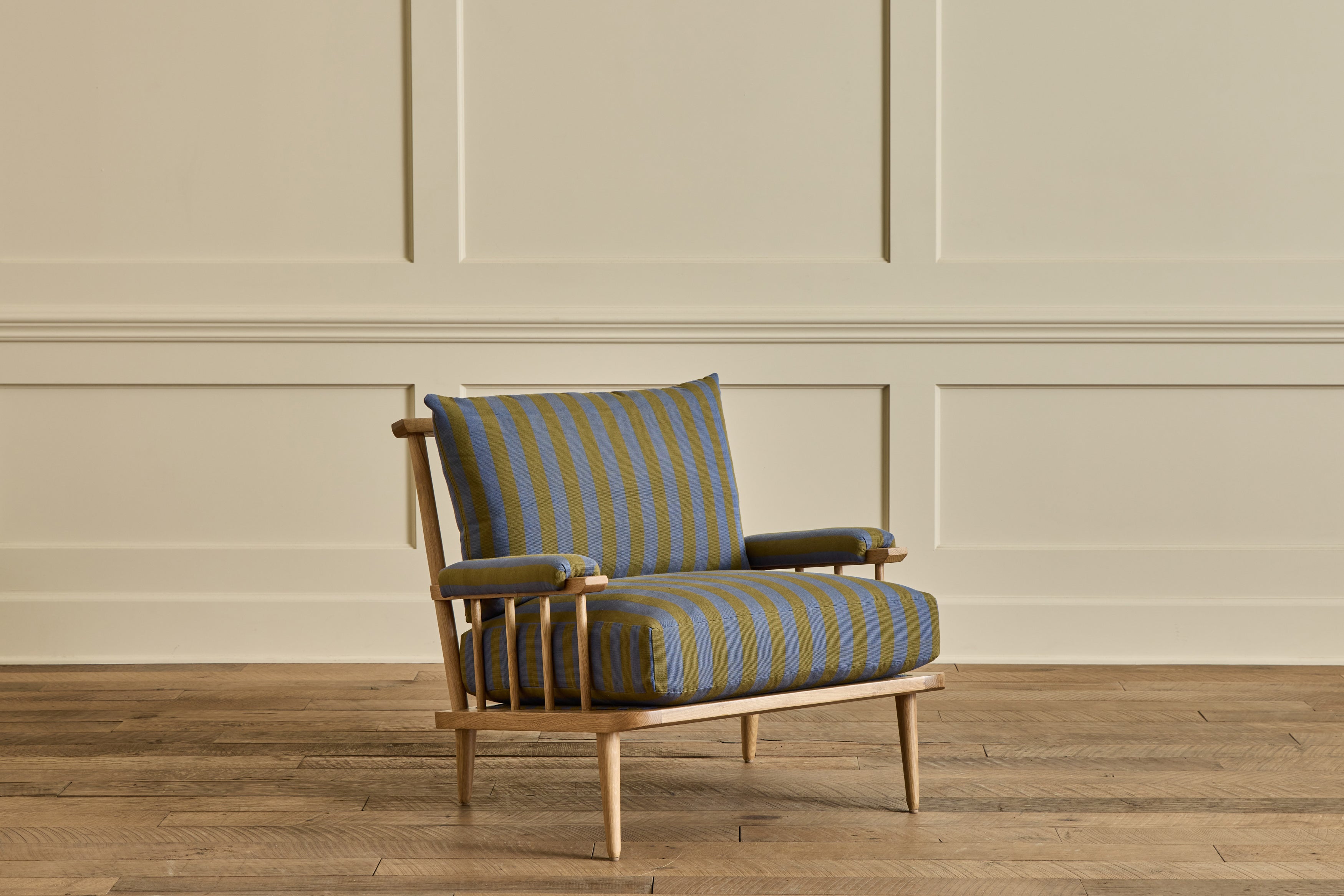 Spindle Viewing Chair
