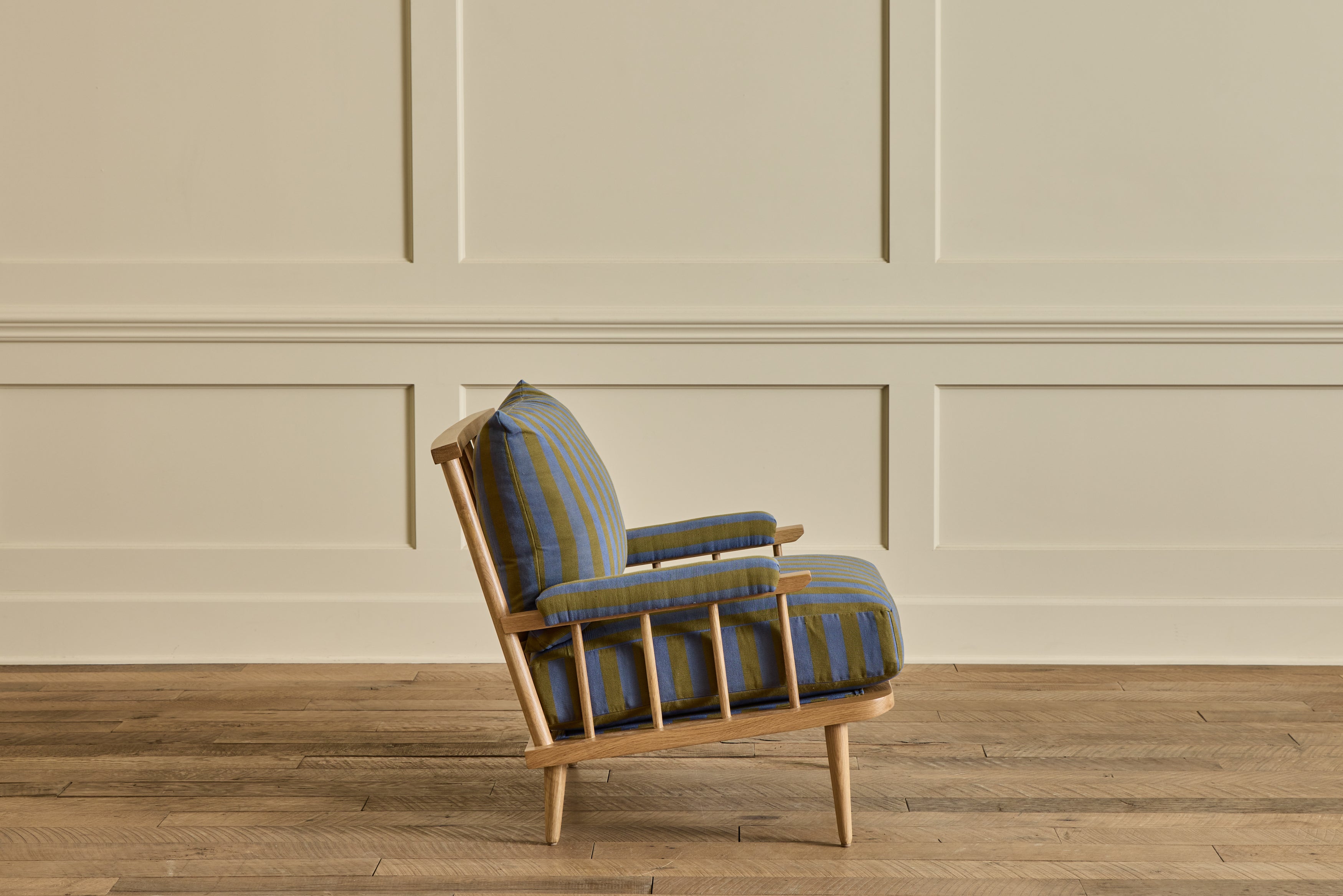 Spindle Viewing Chair