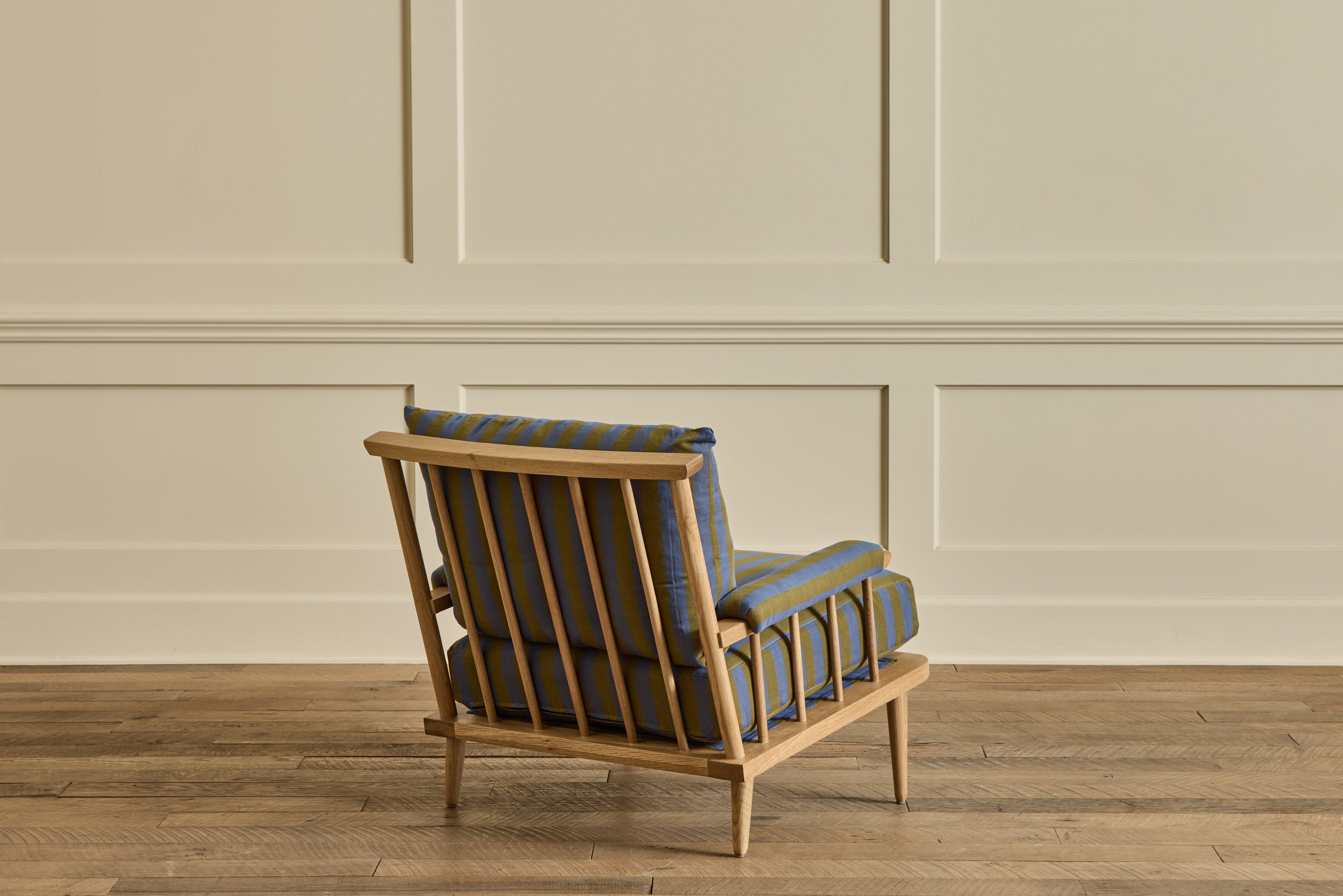 Spindle Viewing Chair