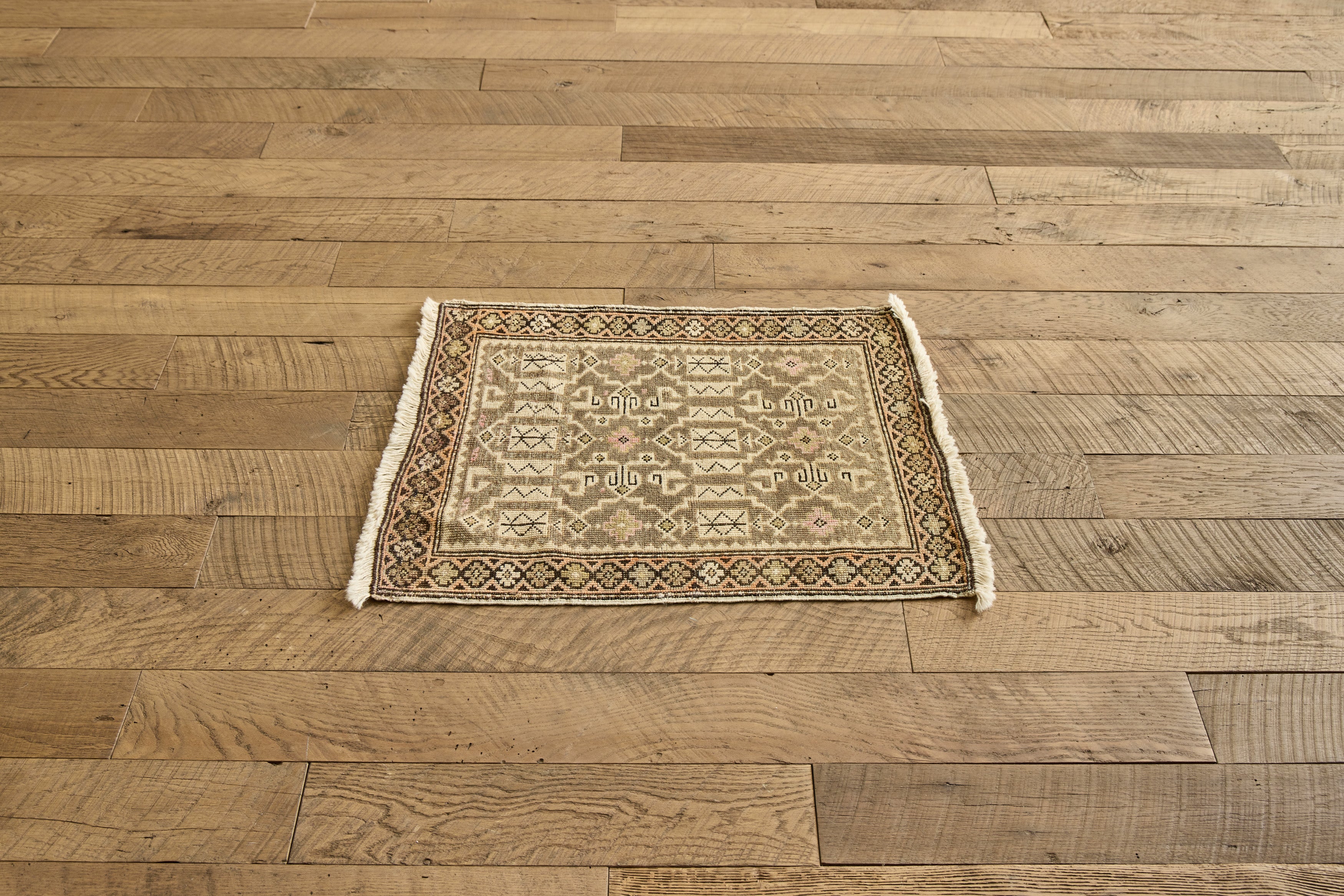 Neutral Tribal Scatter Rug 2 x 2'7