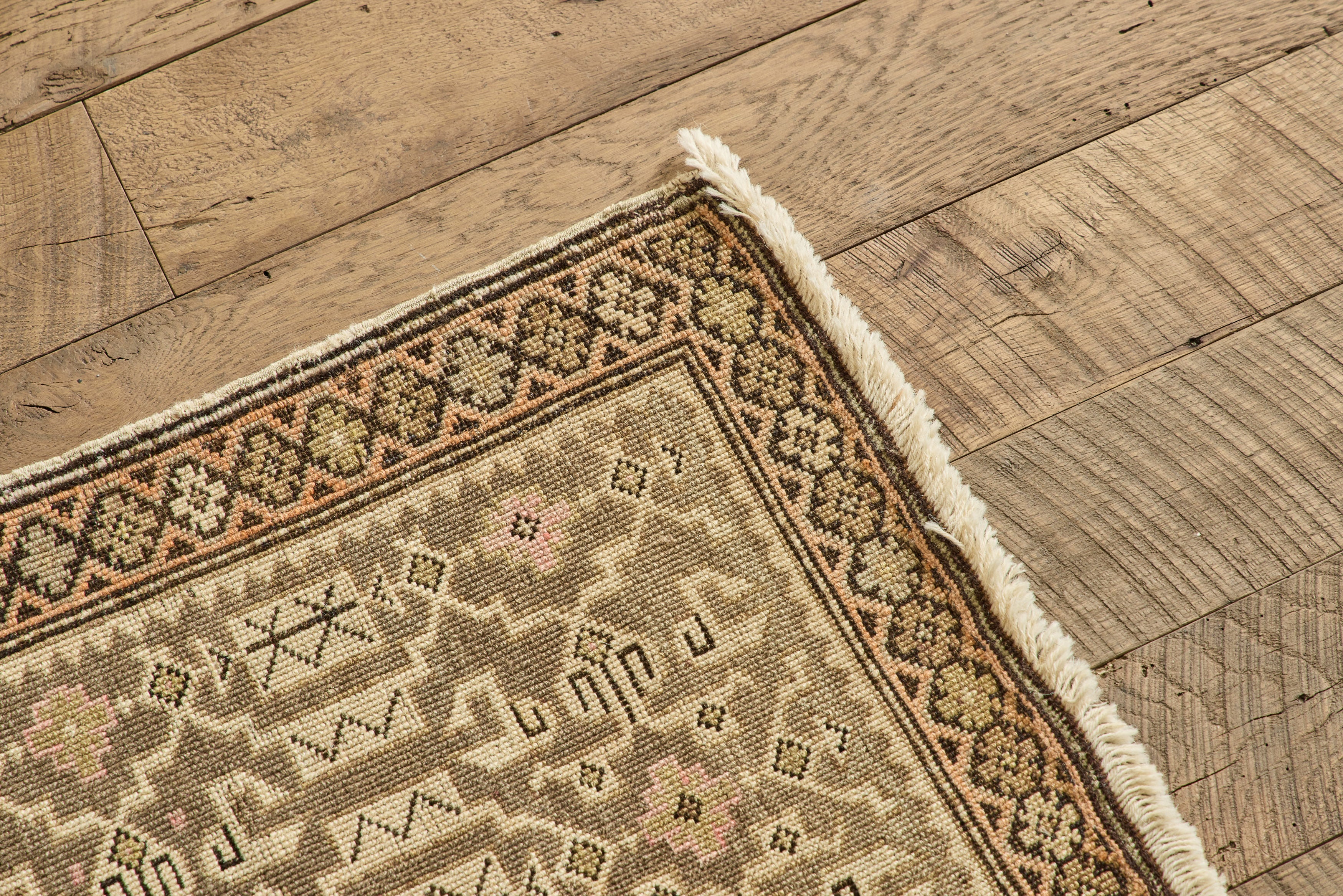 Neutral Tribal Scatter Rug 2 x 2'7