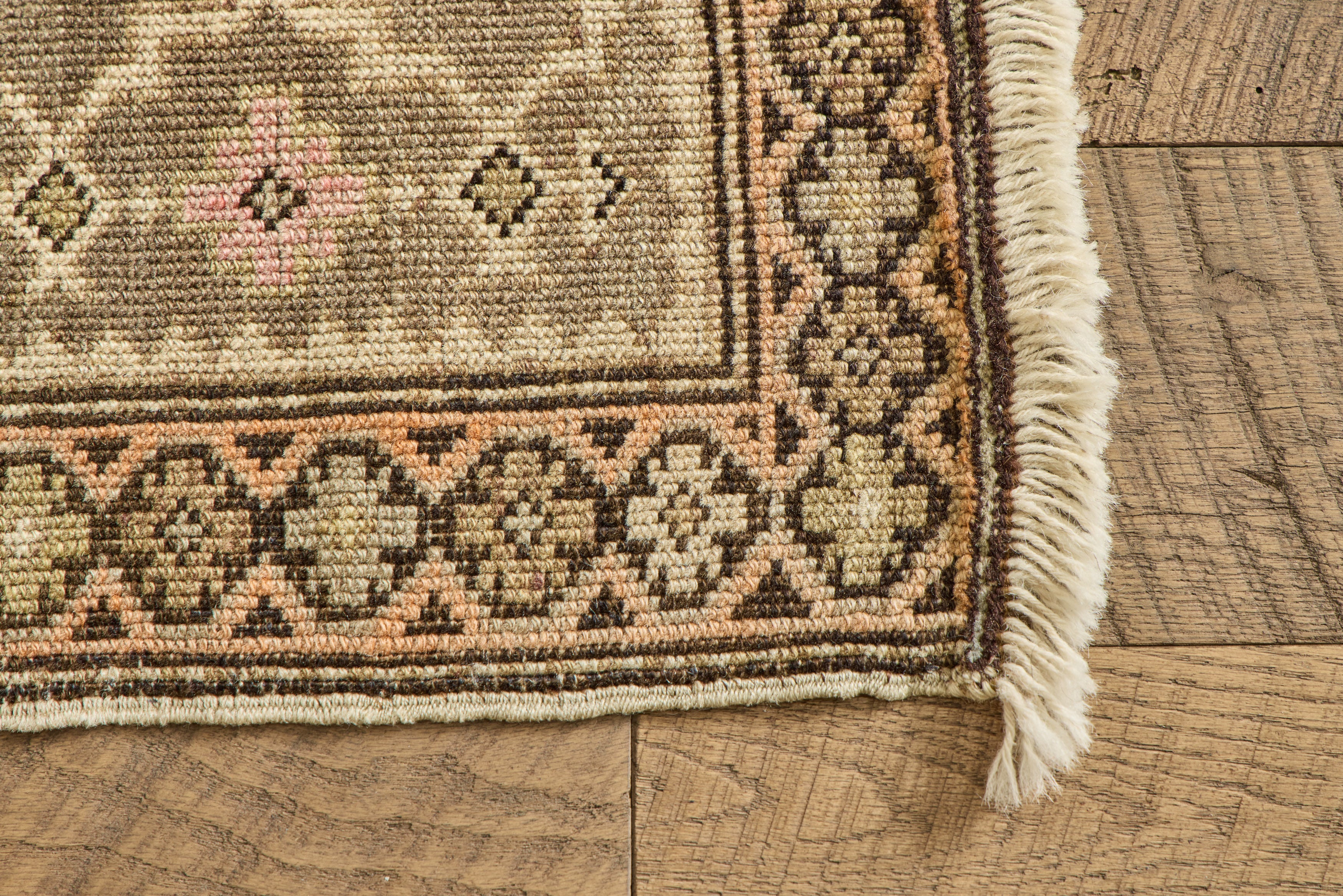 Neutral Tribal Scatter Rug 2 x 2'7