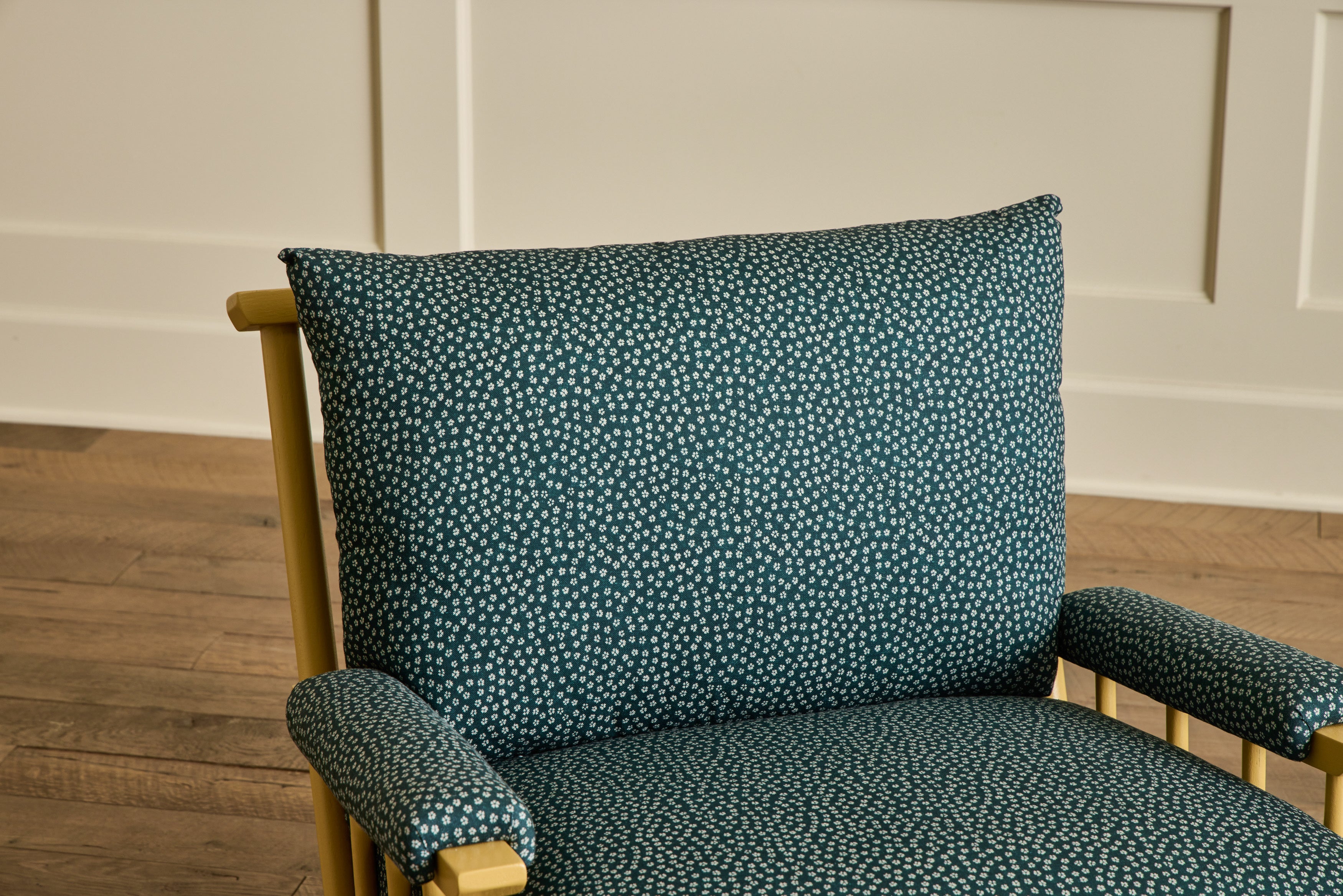 Spindle Viewing Chair