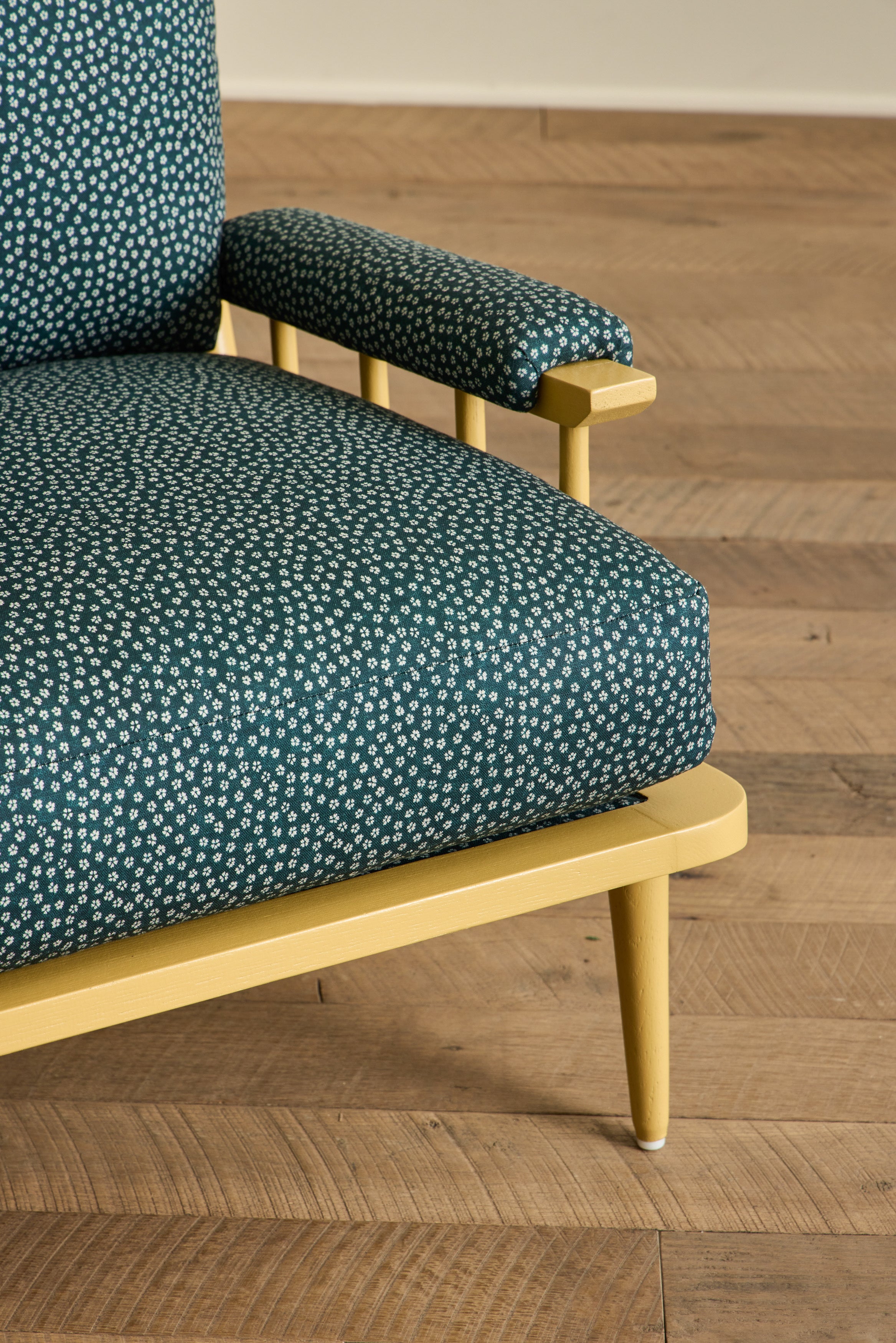 Spindle Viewing Chair