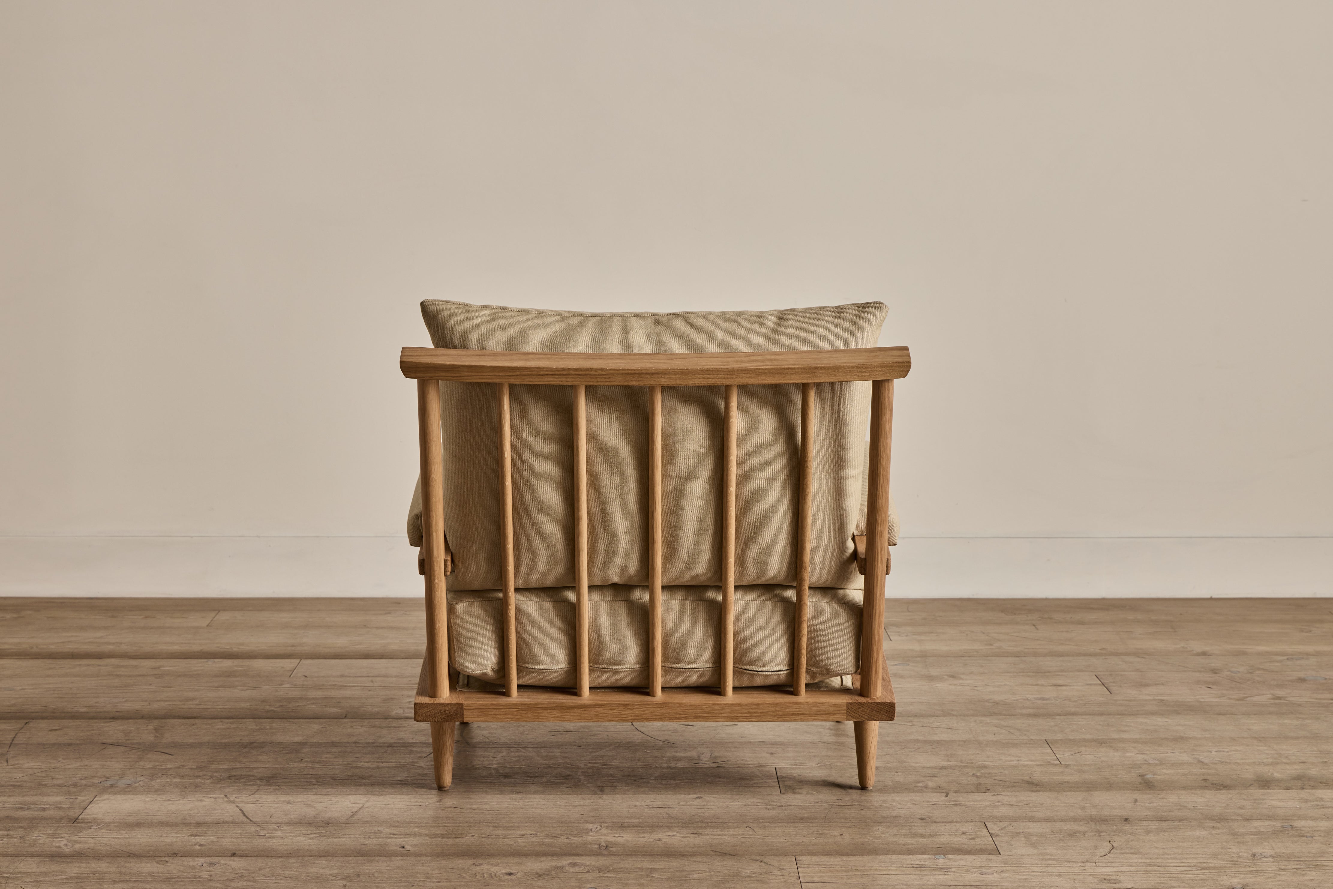 Spindle Back Viewing Chair