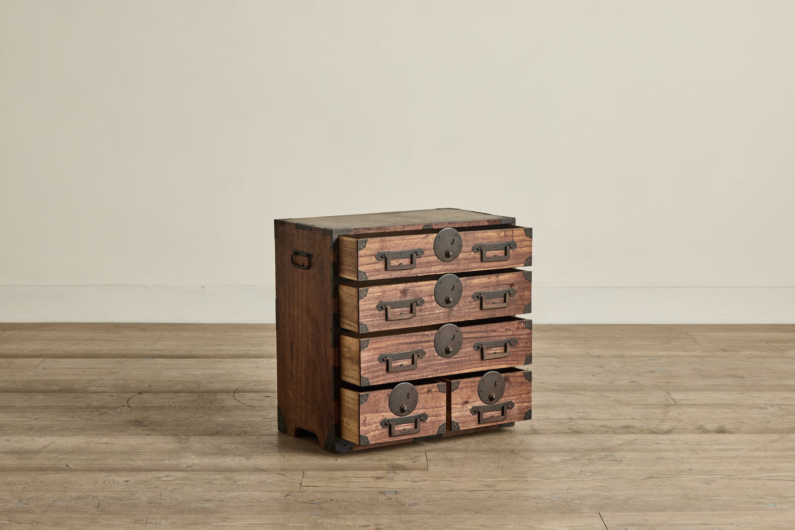 Kiri Ko Dansu Chest – Nickey Kehoe