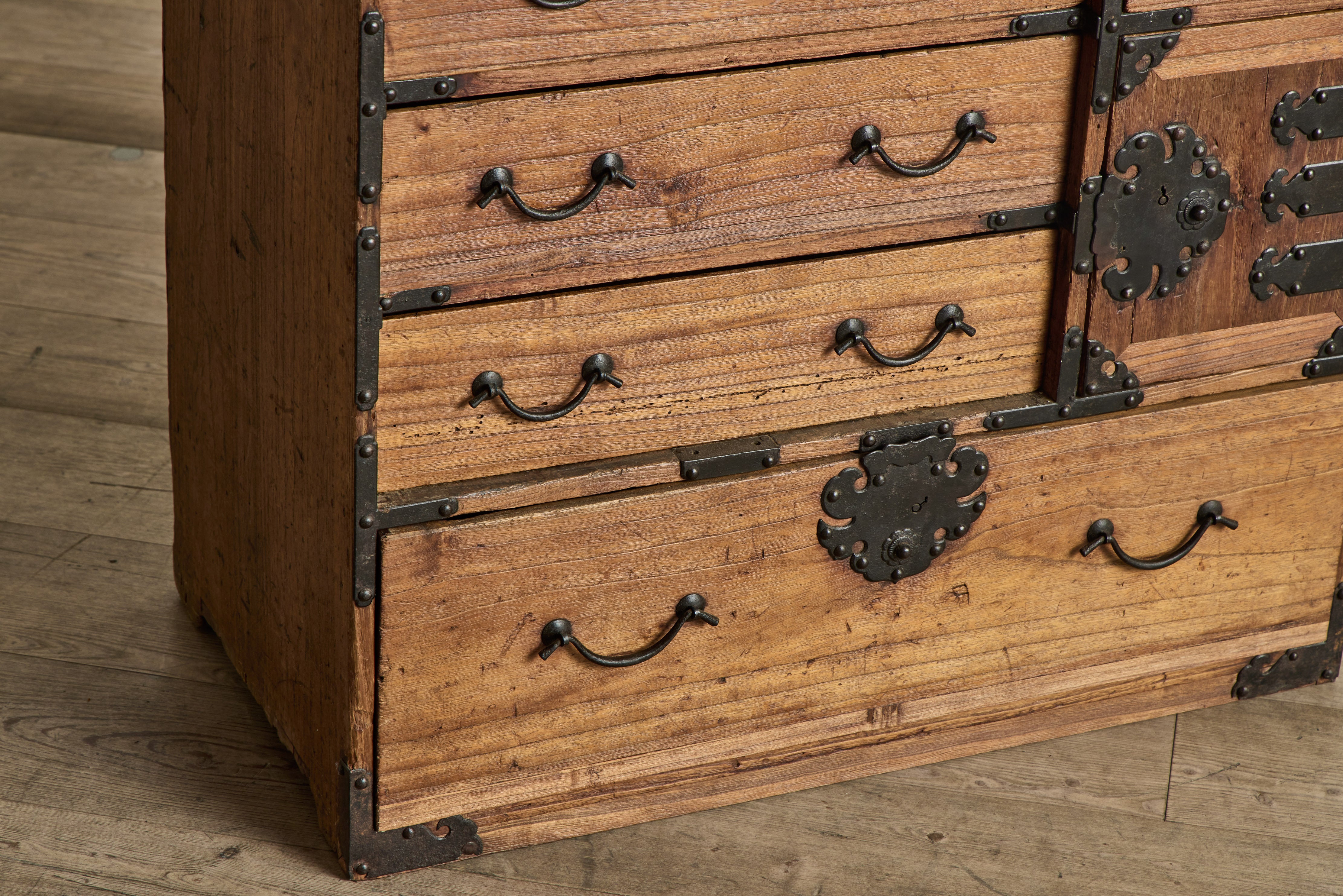 Choba Dansu Chest