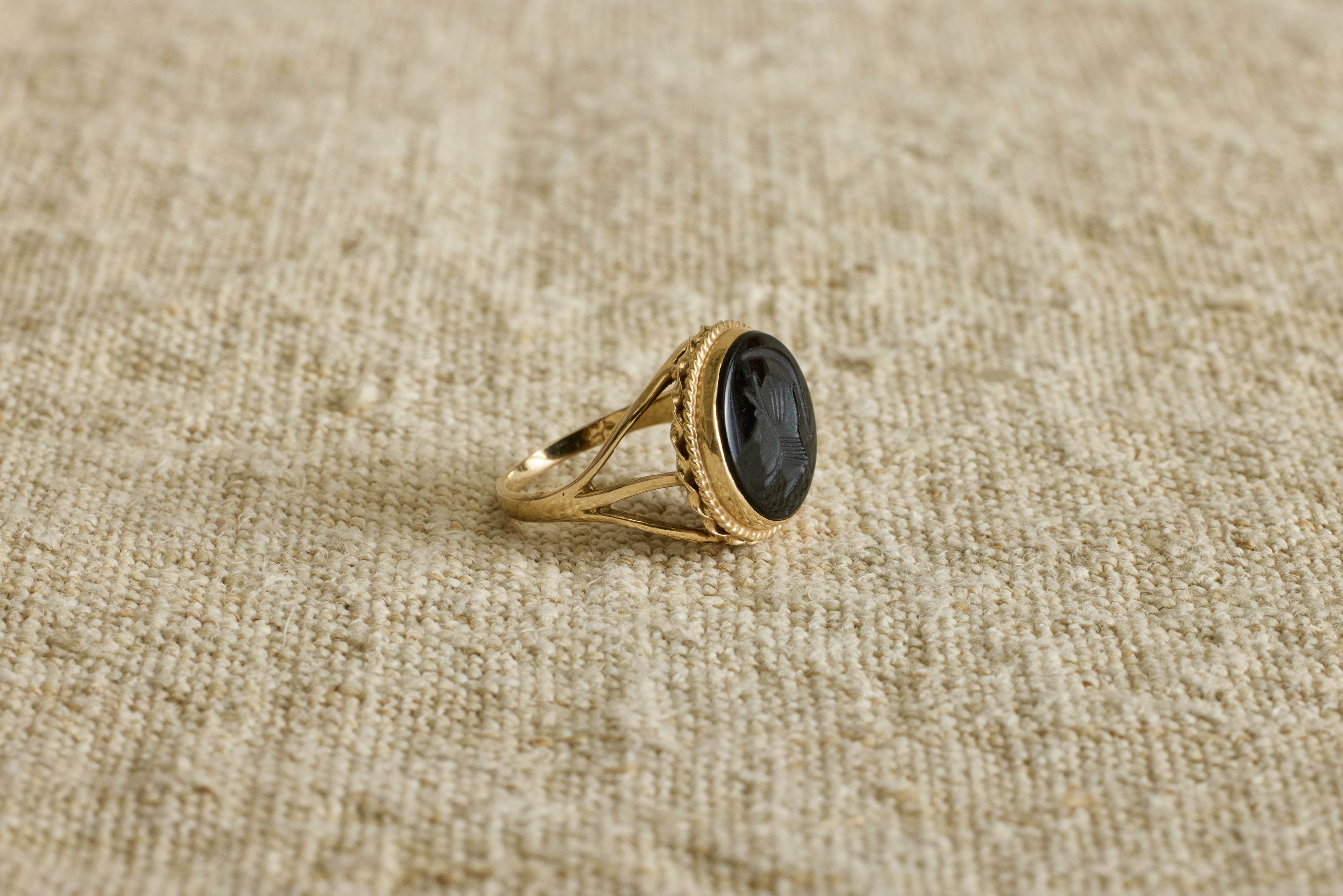 1920s Gold Agate Round Intaglio Ring
