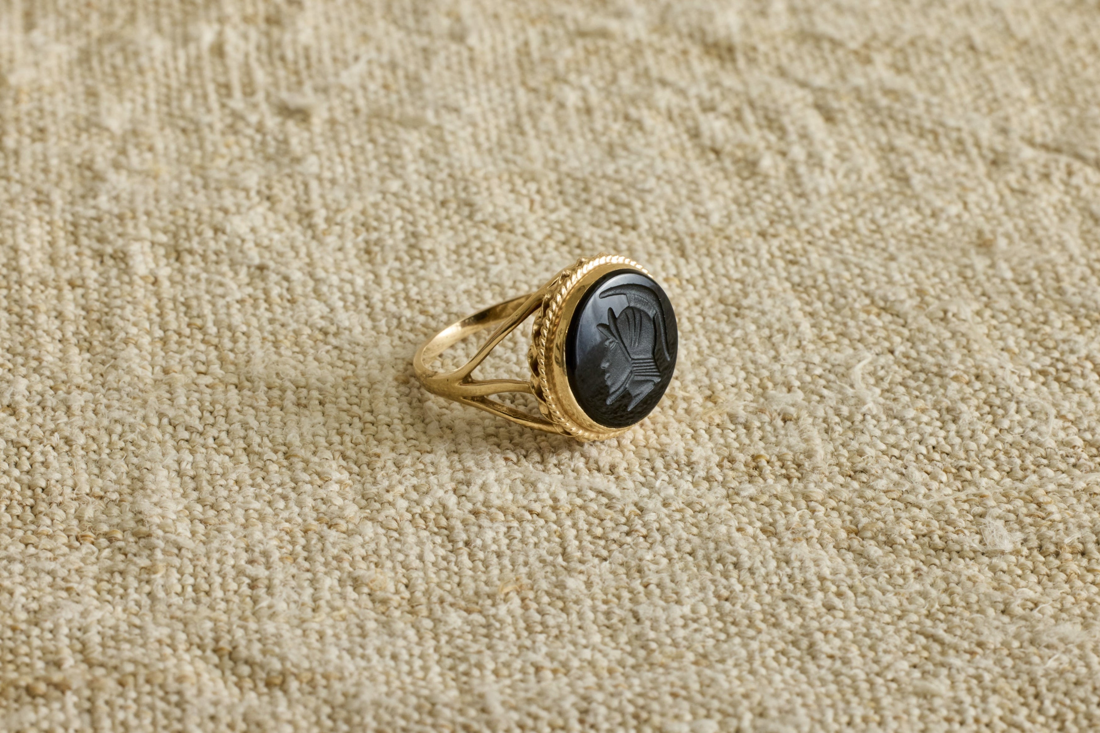 1920s Gold Agate Round Intaglio Ring