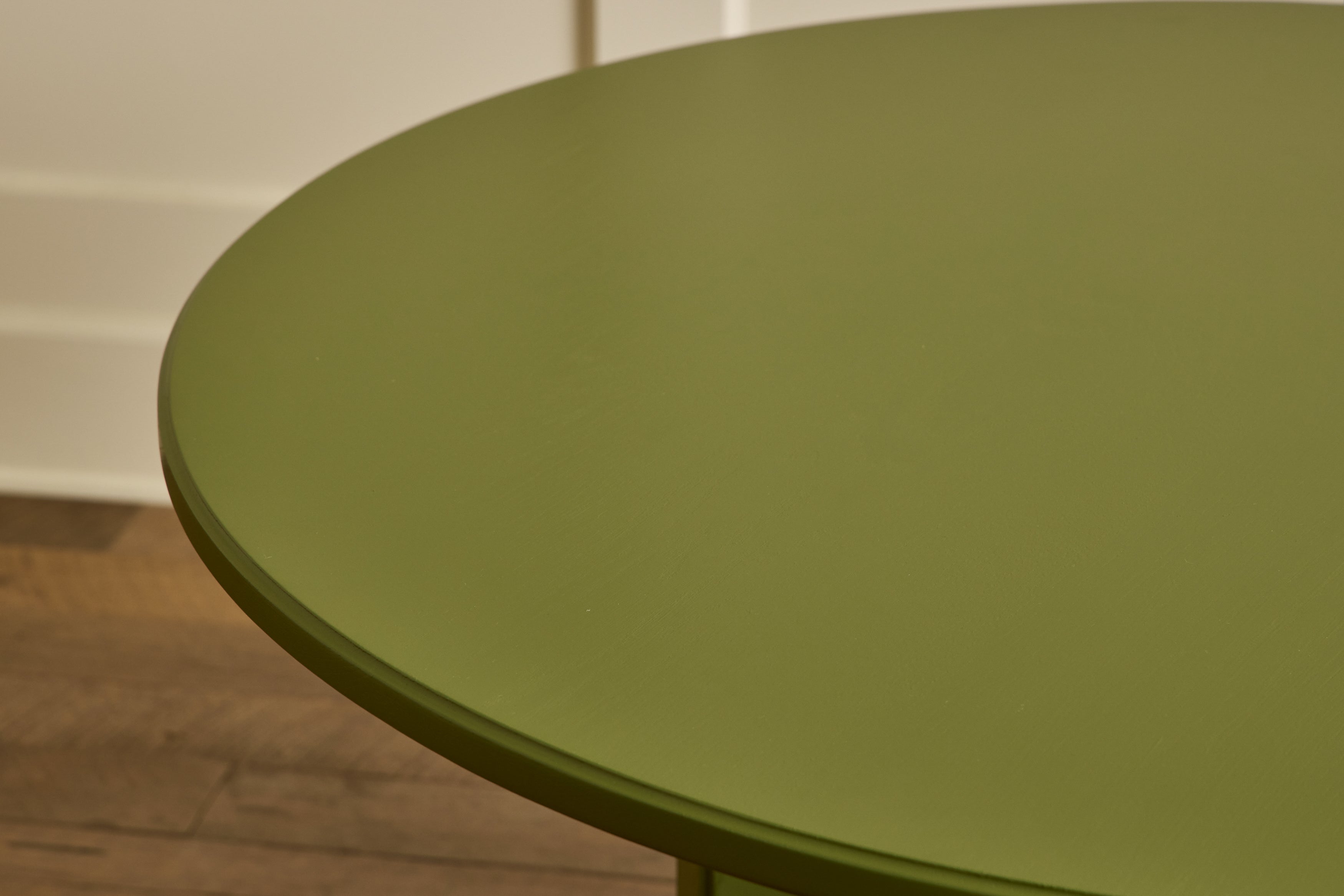Round Spire Dining Table, 48"