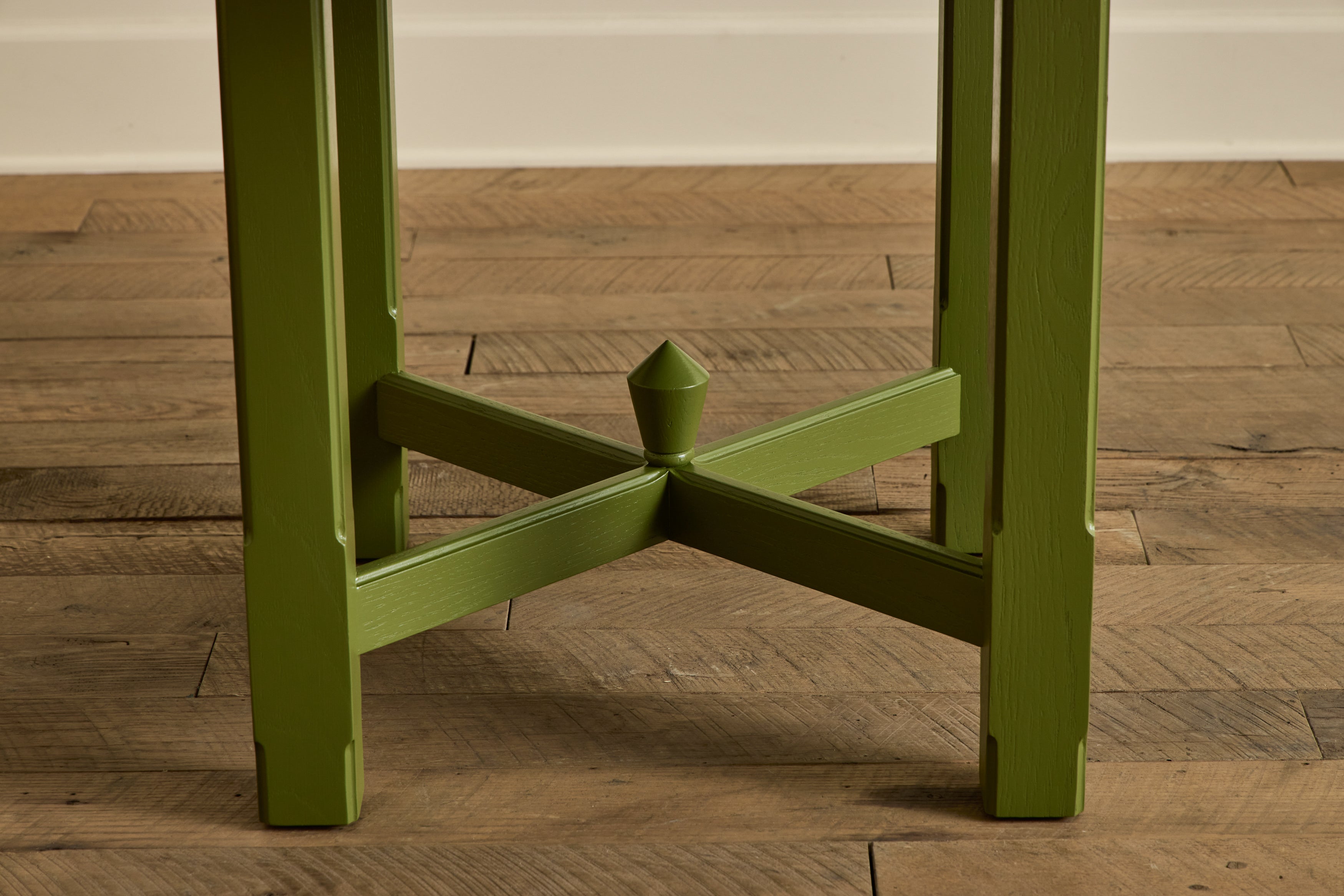 Round Spire Dining Table, 48"
