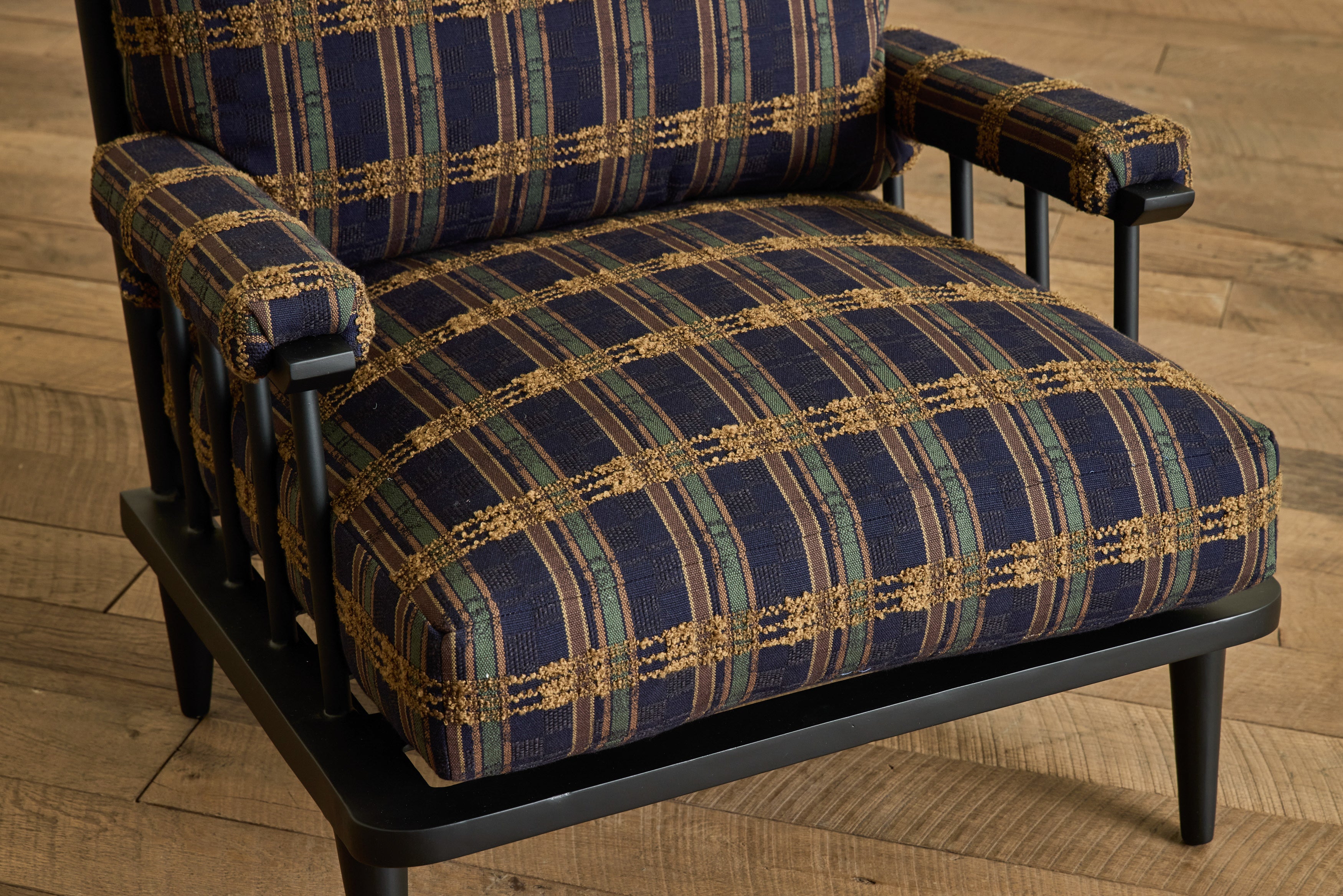 Metal Spindle Viewing Chair