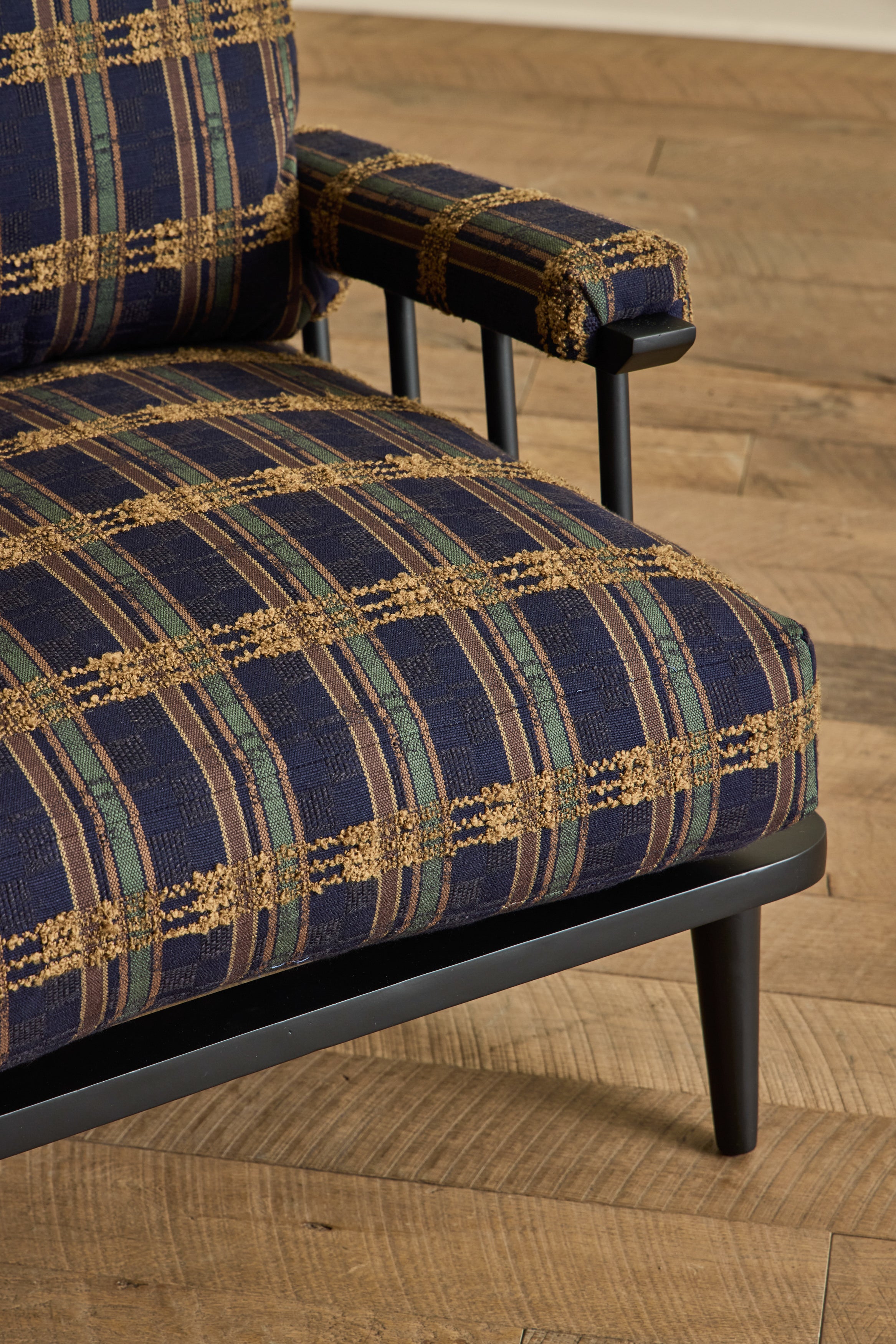 Metal Spindle Viewing Chair