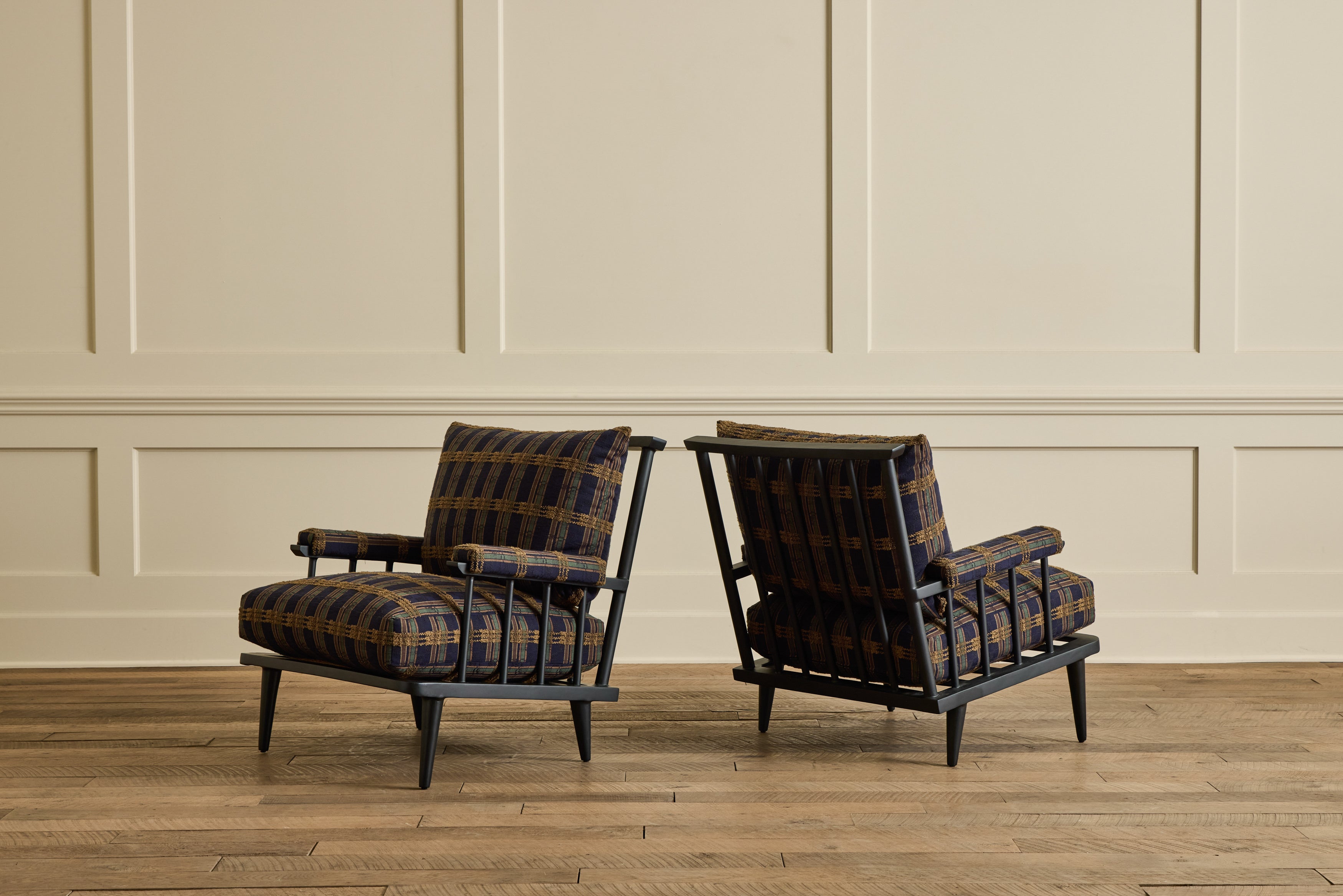 Metal Spindle Viewing Chair