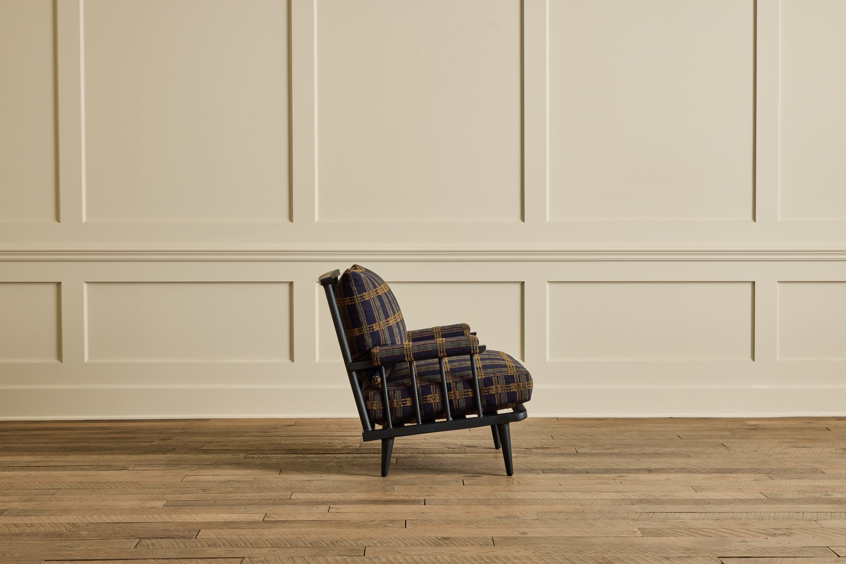 Metal Spindle Viewing Chair
