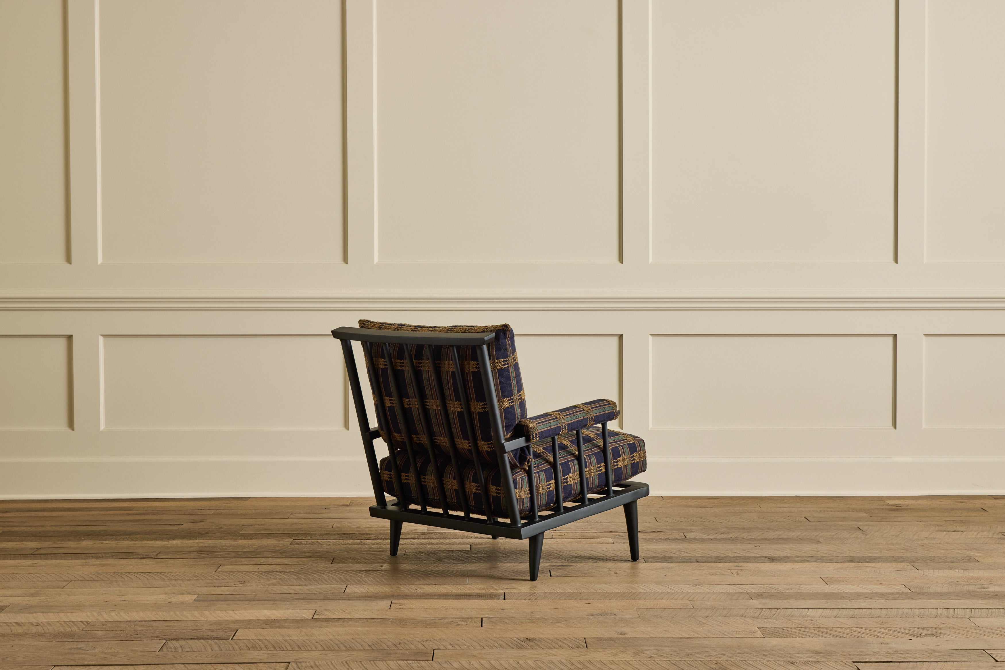 Metal Spindle Viewing Chair