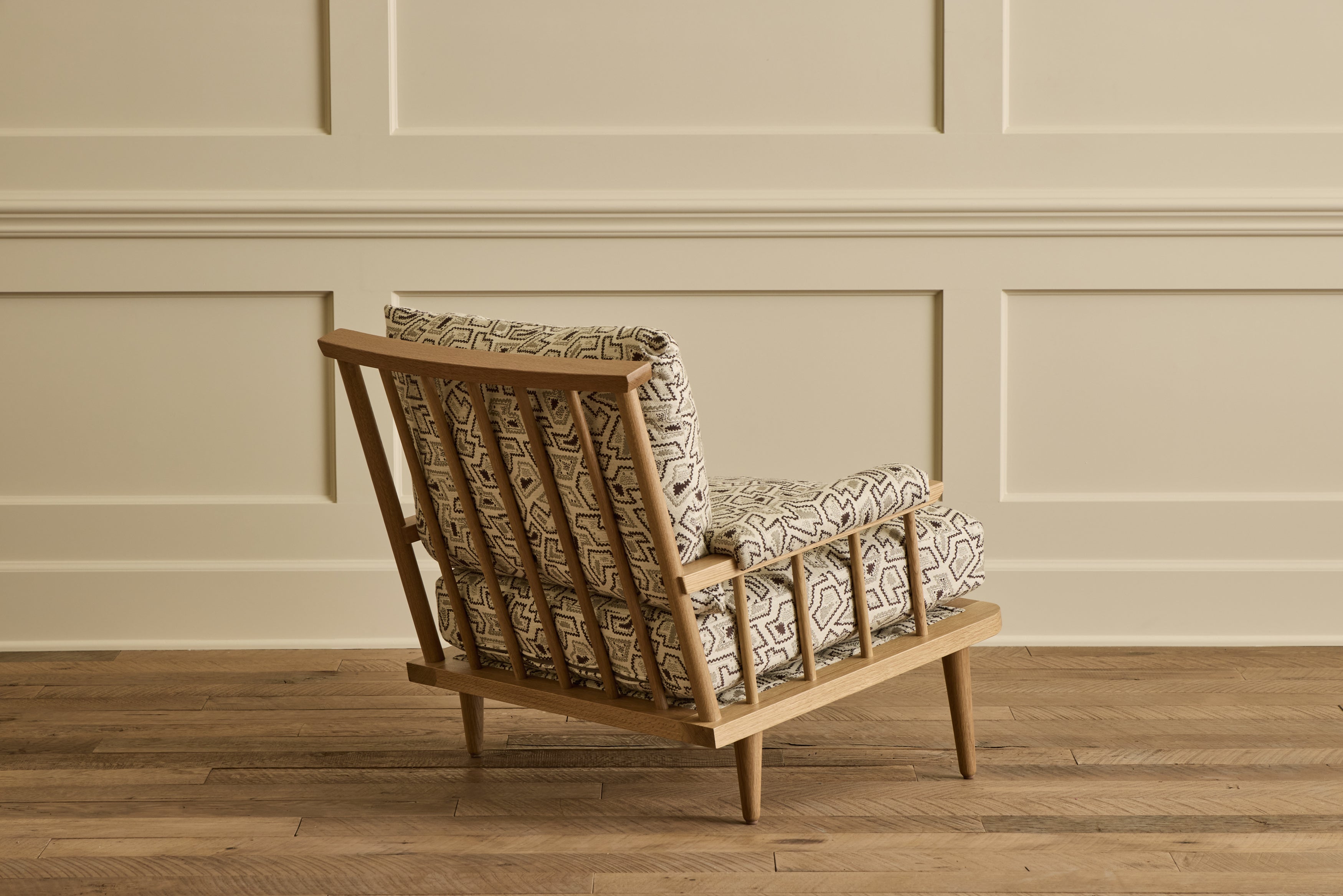 Spindle Back Viewing Chair