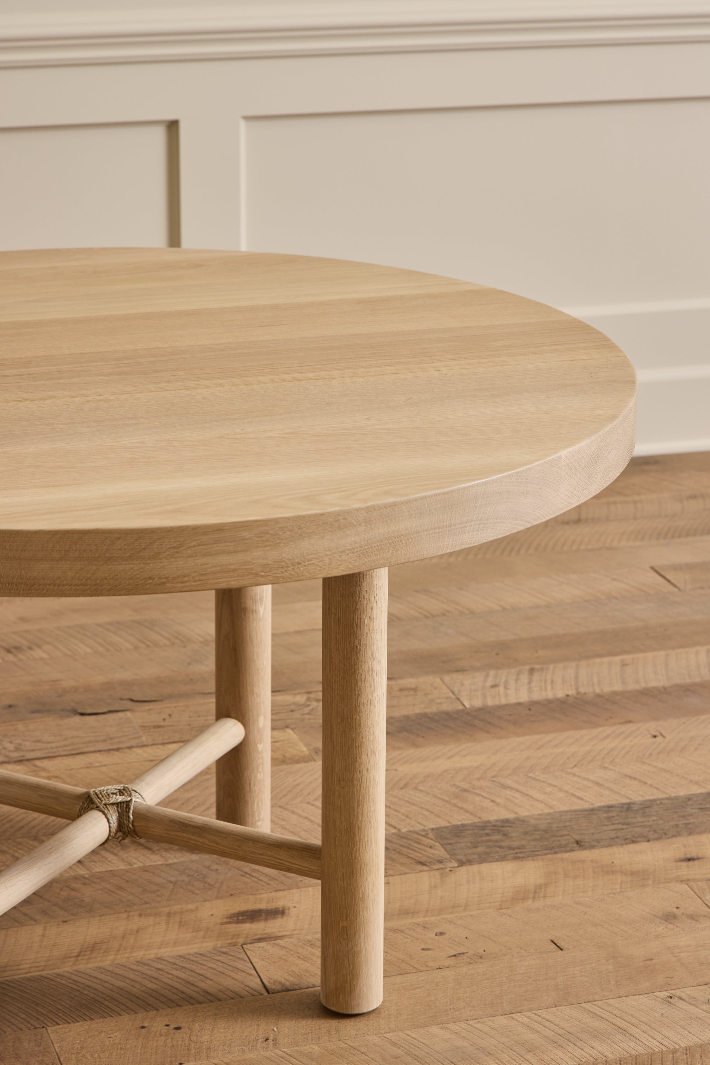 Round Dining Table, 48"