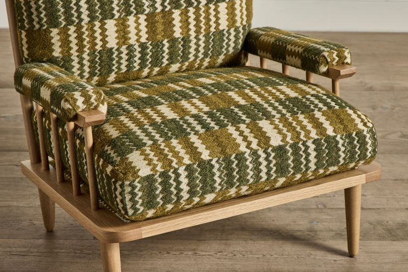 Spindle Back Viewing Chair