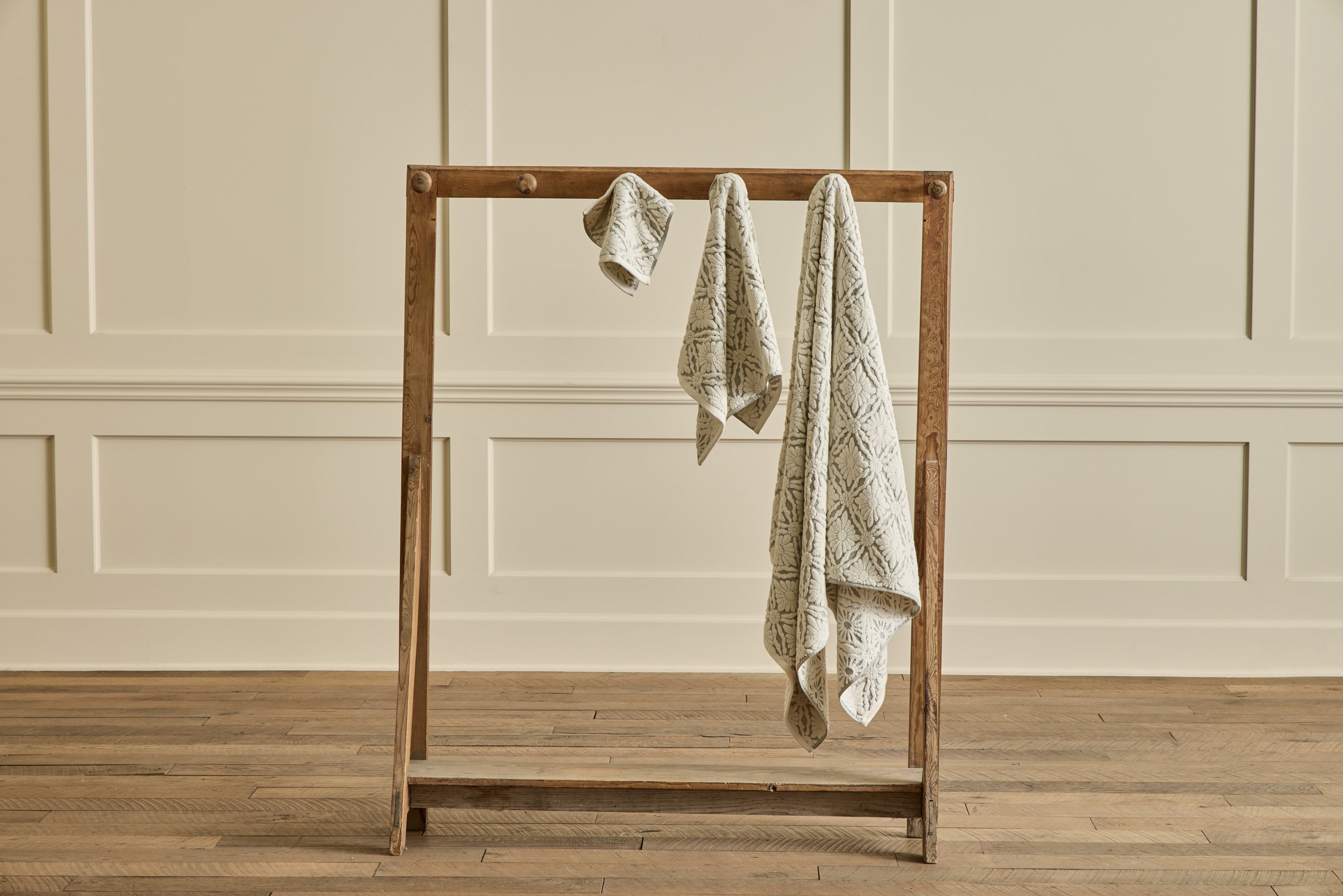 Marguerite Bath Set